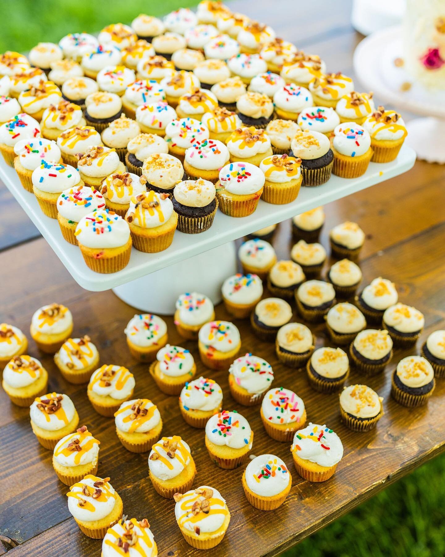 🎉 Happy 6th Birthday to Bowl and Arrow! 🎉

Some cute little cupcakes from a wedding this summer. 

Photo: @merissalambertphotography 
Venue: @starmbarn 
Planner / Design: @bijouweddingsbydesign 
Florist: @thewildblume 
Catering: @saucecateringmonta
