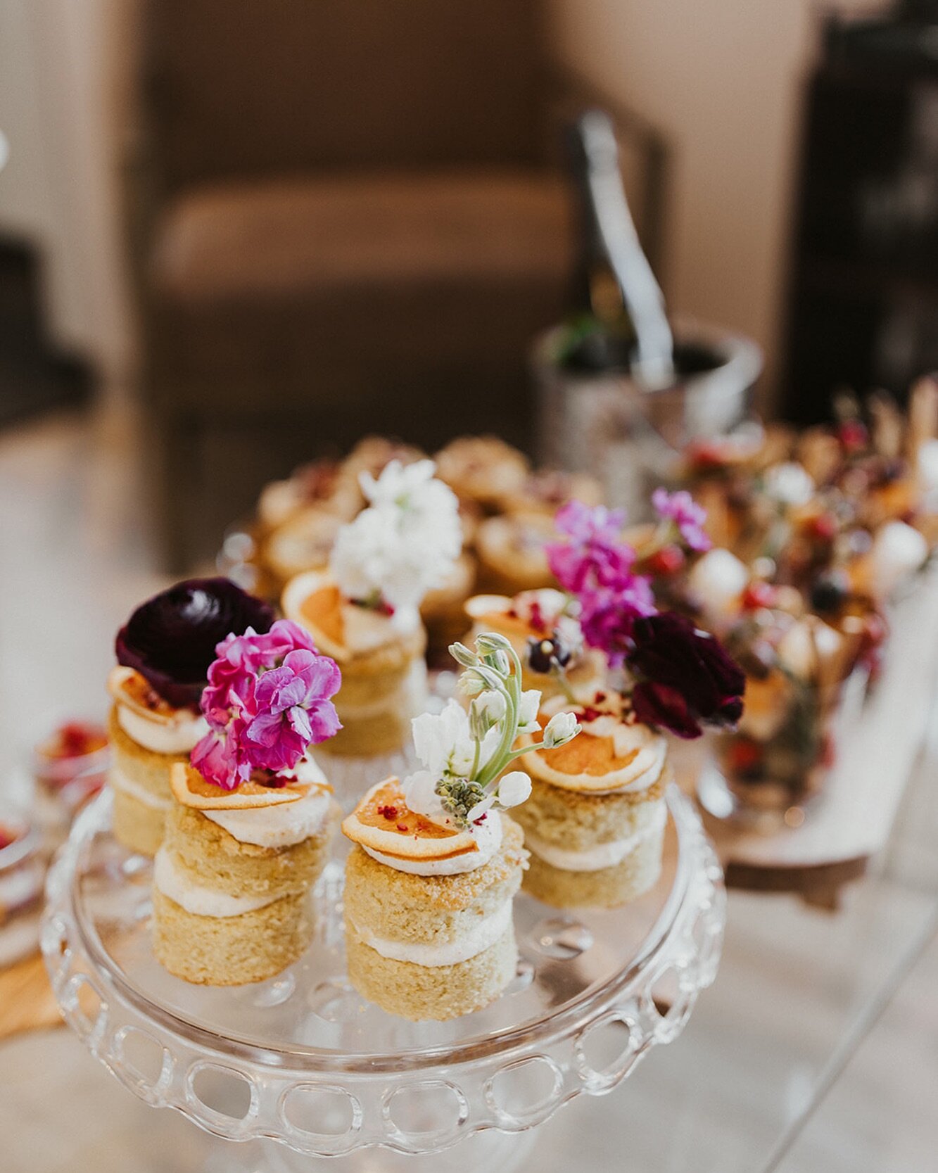 🎉 Happy 7th Birthday to Bowl and Arrow! 🎉

I loved making these bite sized cakes for a shoot at @ceremonybzn featured in @rockymtnbride 

Flavor: orange olive oil cake with a basil swiss meringue buttercream. 

📸: @daniellelopezphoto