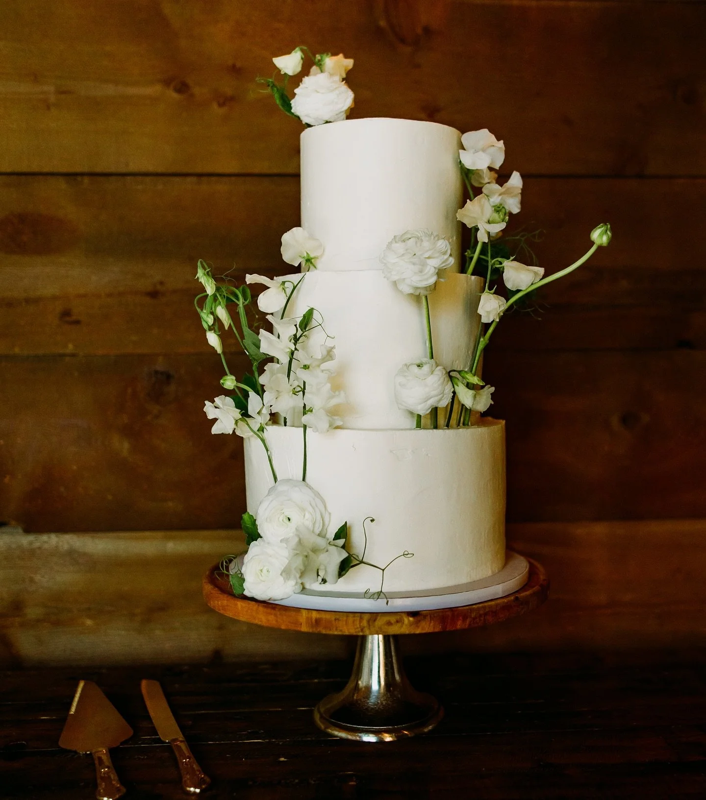 Still swooning over this cake&mdash;a true love letter to summer. Orange olive oil cake with orange curd and elderflower Swiss meringue buttercream (yes, gluten and dairy-free and still absolutely delicious). 

I&rsquo;m so honored it was featured in