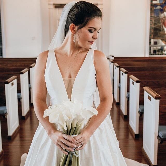 New Blog Post 🙌🏻 I love trends, but classic is always in style! Sarah had a classic vision for her wedding, and it inspired a beautiful and memorable day. Check out her wedding details in my new blog post. Link in bio.
