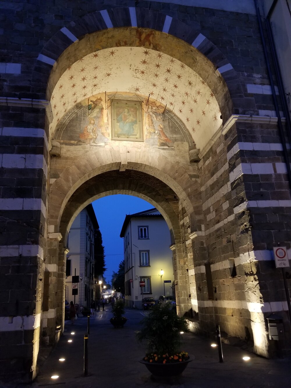 Porta Elisa at night