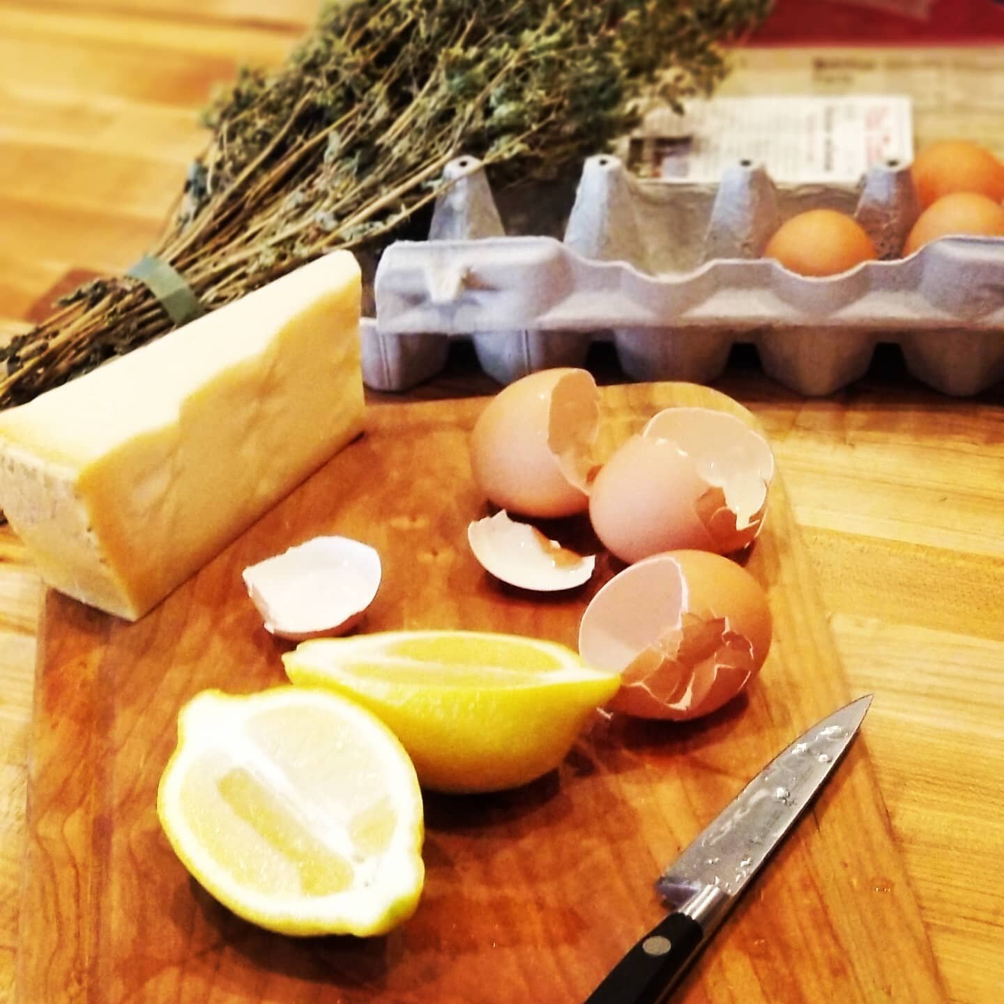 Frittatina di zucca with oregano, garlic, onion, lemon and pecorino.... yummmmmm

#eggs #frittata #zucca #zucchini #pecorino #limone #lemon #caramelization #onion