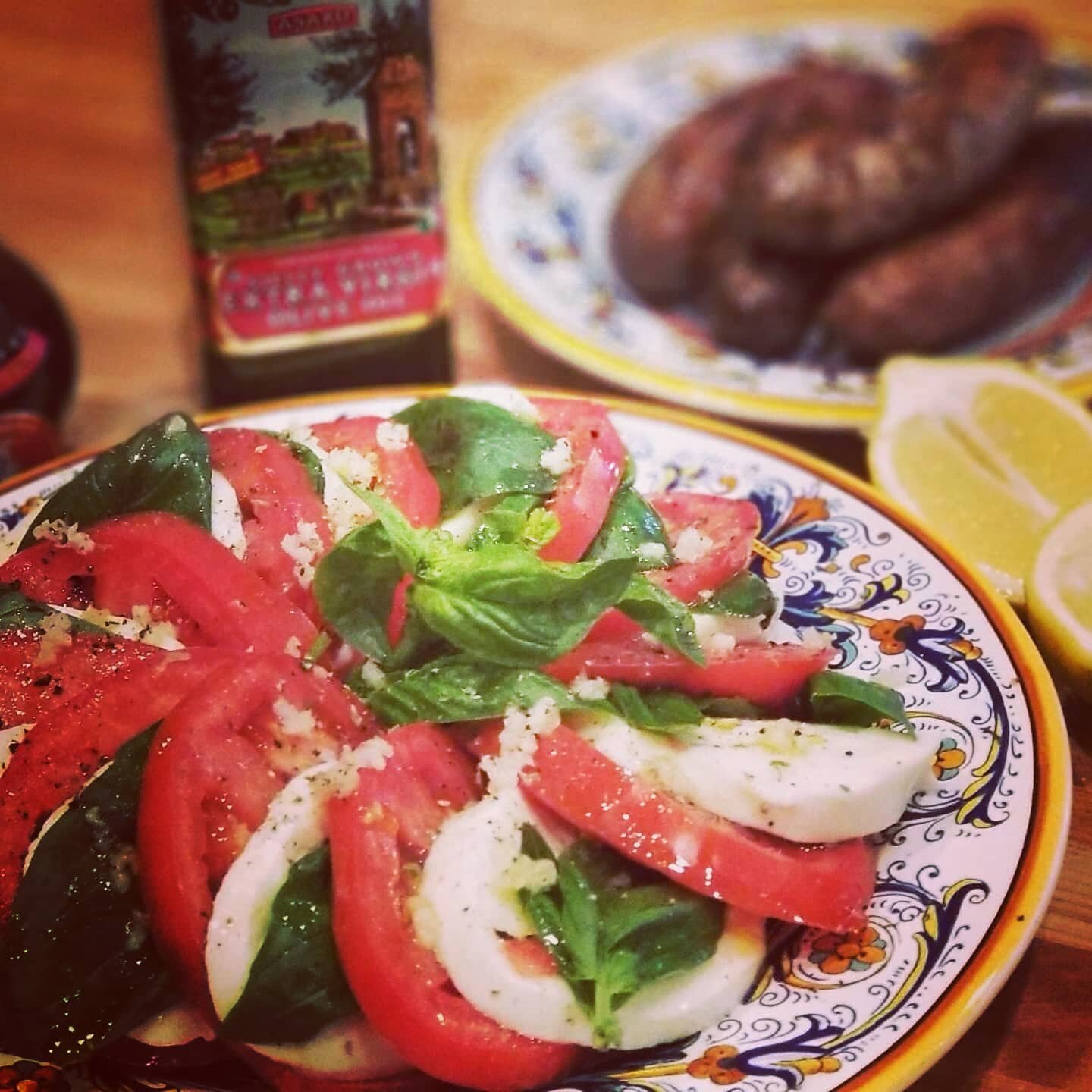 Insalata Caprese with a very old, Ginepro (juniper) Modenese Balsamic Vinegar 
I mean, you really can't go wrong.

#ginepro #juniper #modena #dop #tomato #mozzarella #basilico #insalata #extravirginoliveoil #italianfoodporn #italianfoodporn🇮🇹 #capr