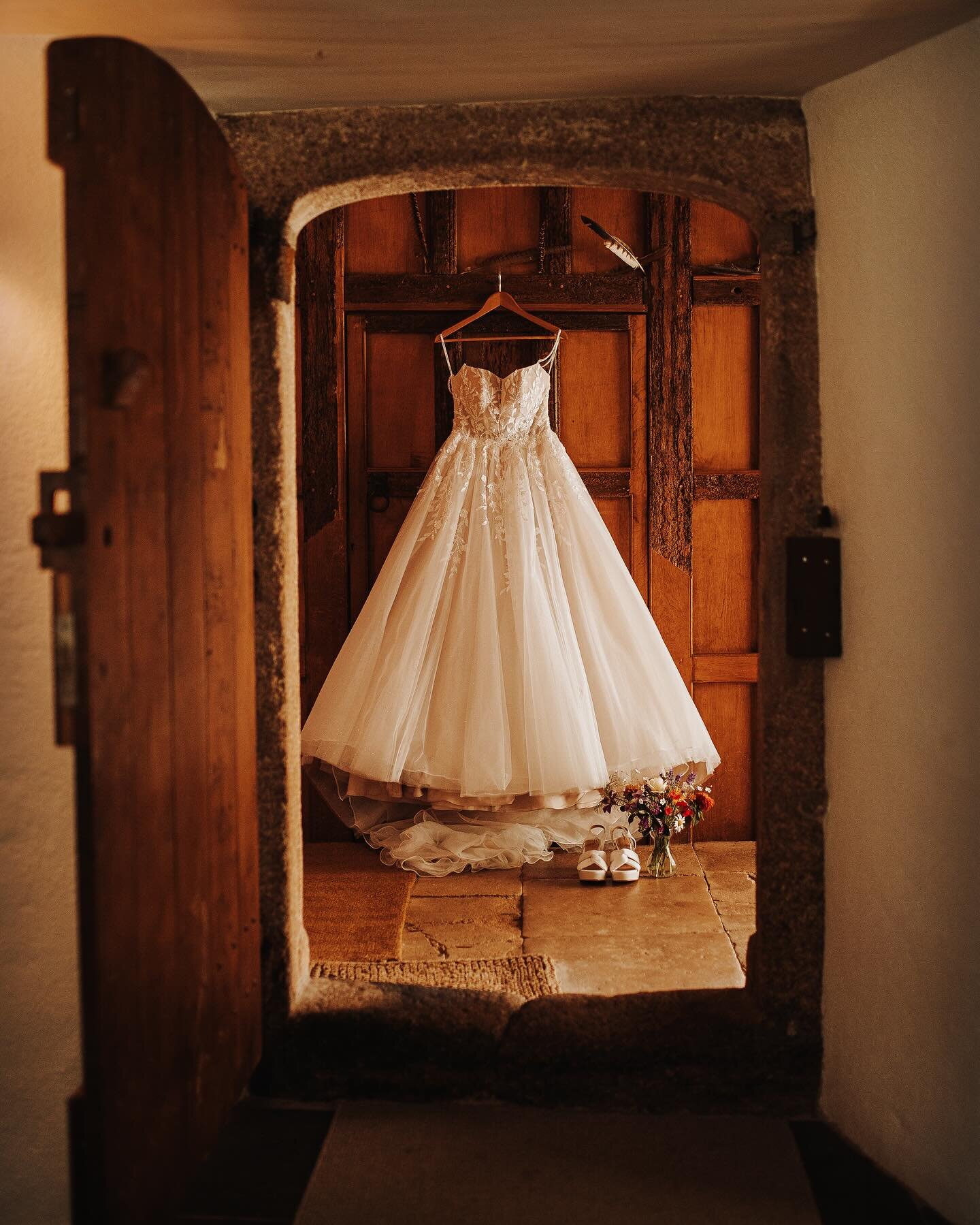 &ldquo;A wedding dress is both intimate and personal for a woman - it must reflect the personality and style of the bride.&rdquo; - Carolina Herrera.

Some gorgeous shots taken by the talented @ivyhousephotography from an intimate wedding here in Jun