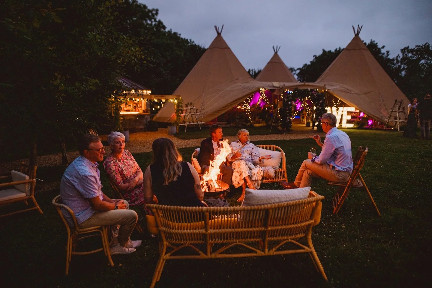 🌿✨ Devon evenings don&rsquo;t get more magical than this&hellip; ✨🌿
Imagine gathering your favourite people under the stars, nestled into boho sofas, with the fire crackling and fairy lights twinkling all around. 💫

This is what wedding dreams are