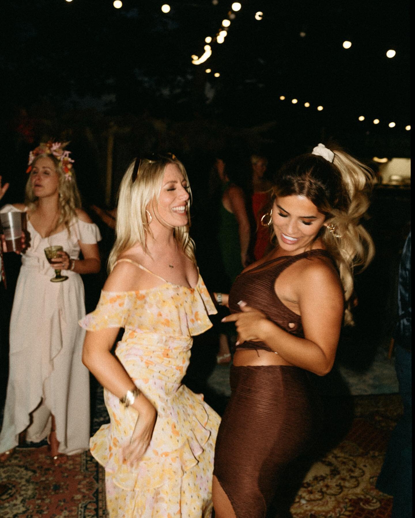 If this ain&rsquo;t enough inspo for your evening party, we don&rsquo;t know what is&hellip; summer weddings abroad in the South of France captured on a film look 📸
.
.
#weddinglook #weddingfilmmaking #weddingfilm #weddingphoto #weddinginspo #bestwe