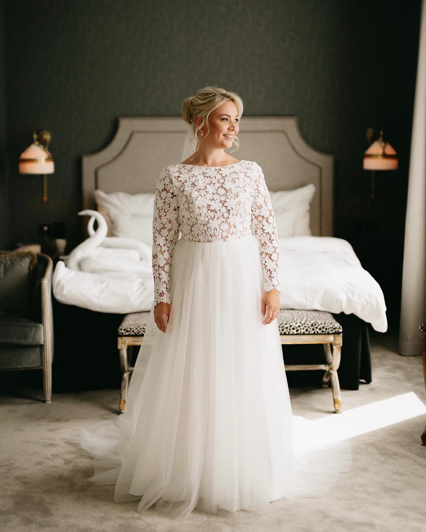 Stavanger, Norway 🇳🇴 the first stop on a crazy week of back to back abroad weddings in Norway, France &amp; Rhodes in the peak of summer 📸 @kirstyemmatipping looking gorgeous in the bridal suite before we headed to the church to meet up with the m