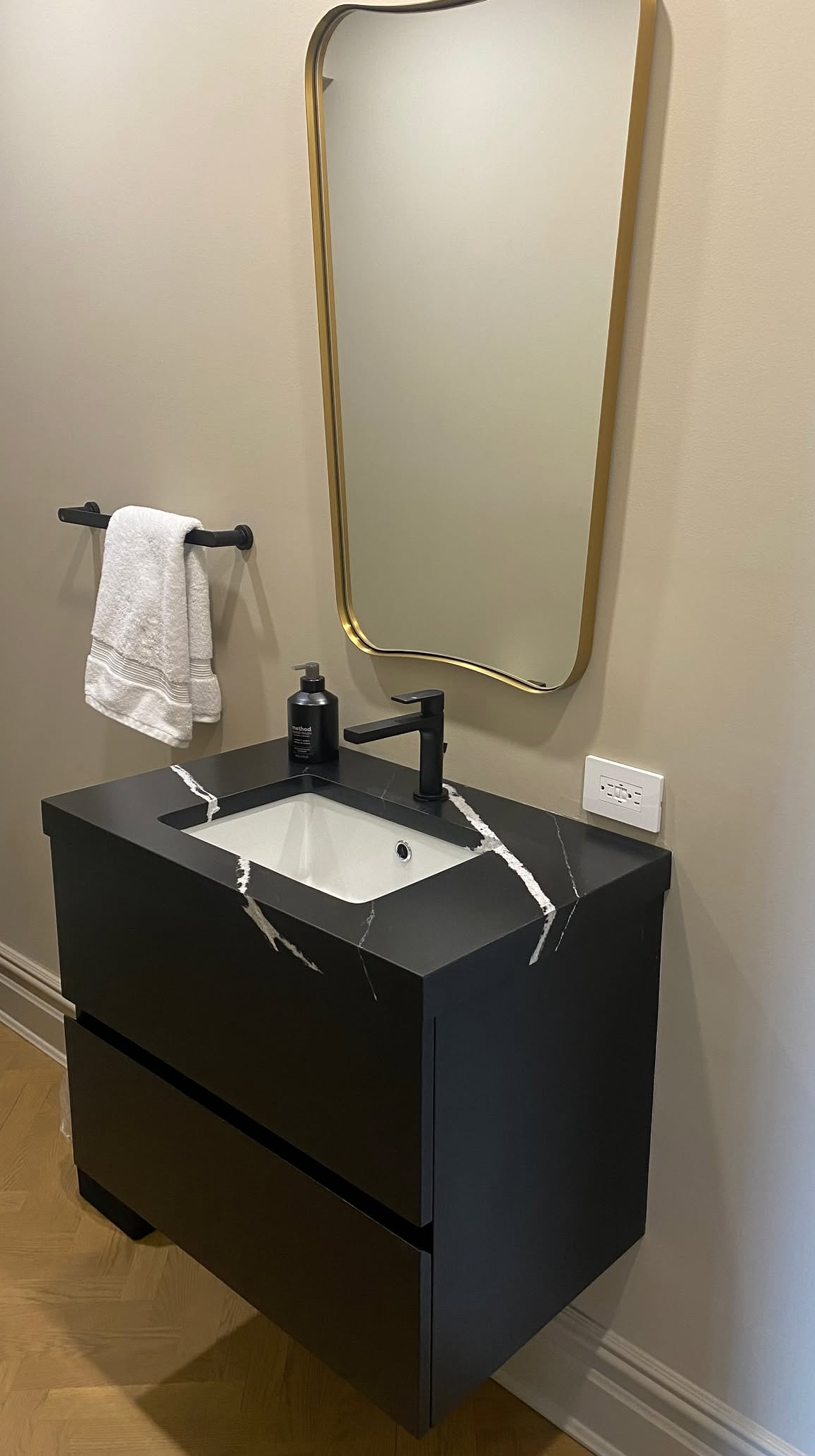 nero-marquina-quartz-vanity-top-intermarble-ny.PNG