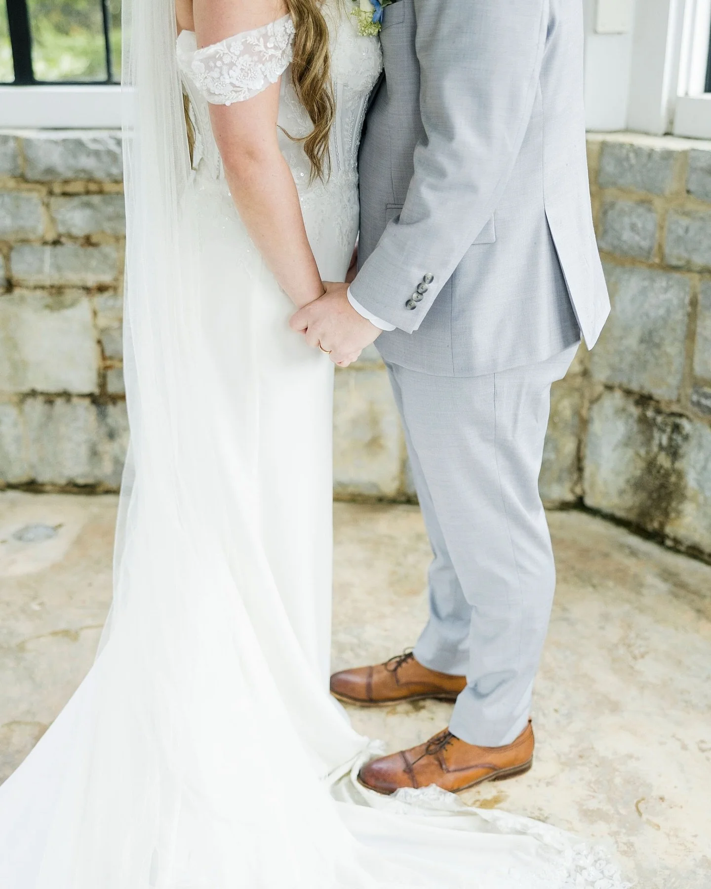 Just a few glimpses of Nik and Taylor&rsquo;s wedding day 🤍🥹

11.02.2025

Vendors: 
Venue: @thekincaidhouse 
Dress: @thegildedgown 
Alterations: @theperfectfitalterations 
Florals: @flourishflowerweddings 
Catering: @cjstacoscatering 
DJ: @briangra