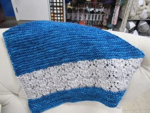 It&rsquo;s #fofriday and today I&rsquo;m sharing these pictures from Pat (who&rsquo;s not on IG) from @eweandyoufiberarts4life. She used Jazz Hands DK in Monteleone White and Caribbean Cavern to knit the Sonatine cowl by @deeokeefedesigns. She had en