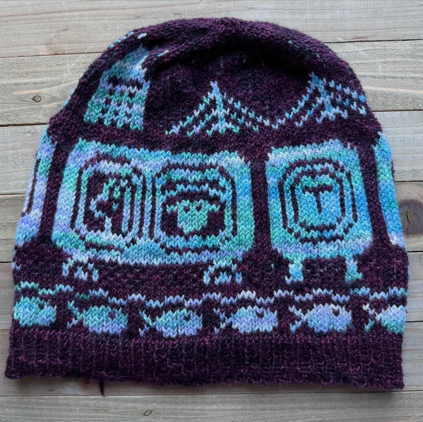 It&rsquo;s FO Friday!!! I knit the Mbaata Hat by @subitofarm for the upcoming @newenglandfarmandfiber Yarn Party!  This is such a fun (free!) pattern and it flew off my needles. I used one of my new bases&mdash;Glow. This a gorgeous alpaca, merino an