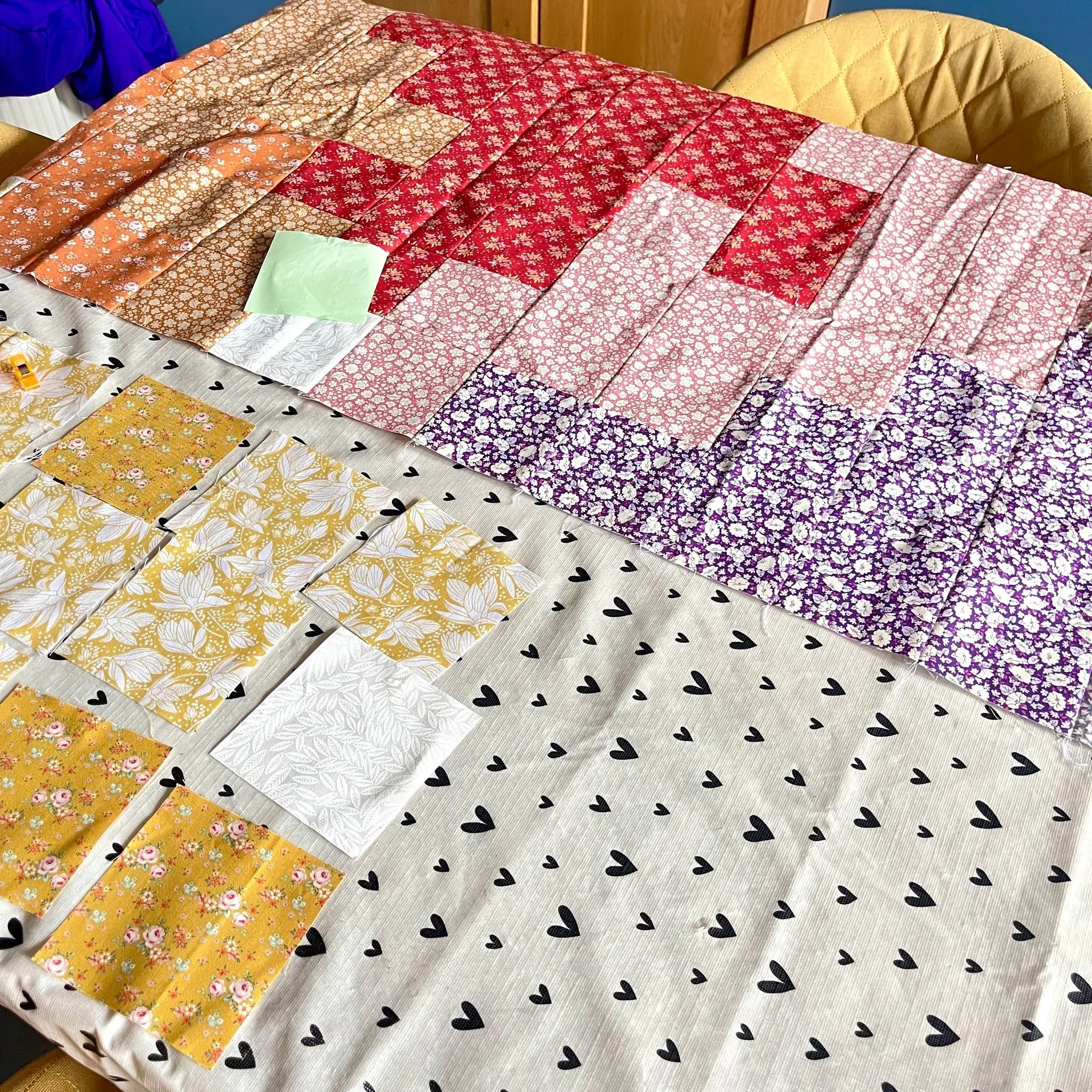 How's your bank holiday Monday panning out? 

Have you got some bank holiday sewing action going on? I'm working on my colour wheel quilt, watching run fat boy run (it just popped up as a recommendation on Netflix and it's whiling the afternoon away)