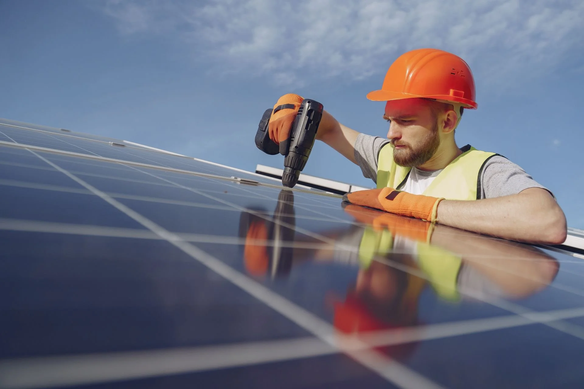 Fachmann installiert eine Solaranlage auf einem Dach