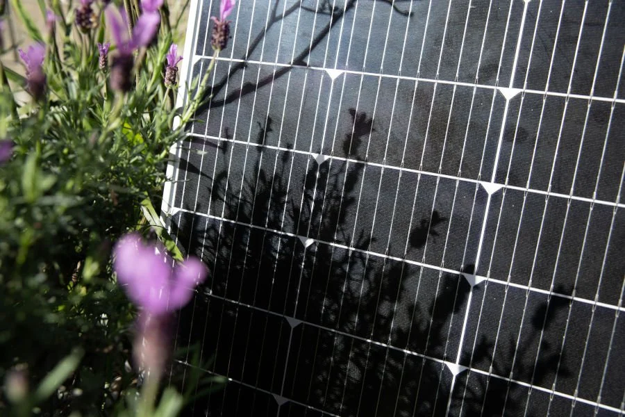 Balkonkraftwerkt im Detail: Symbol für maximale Leistung