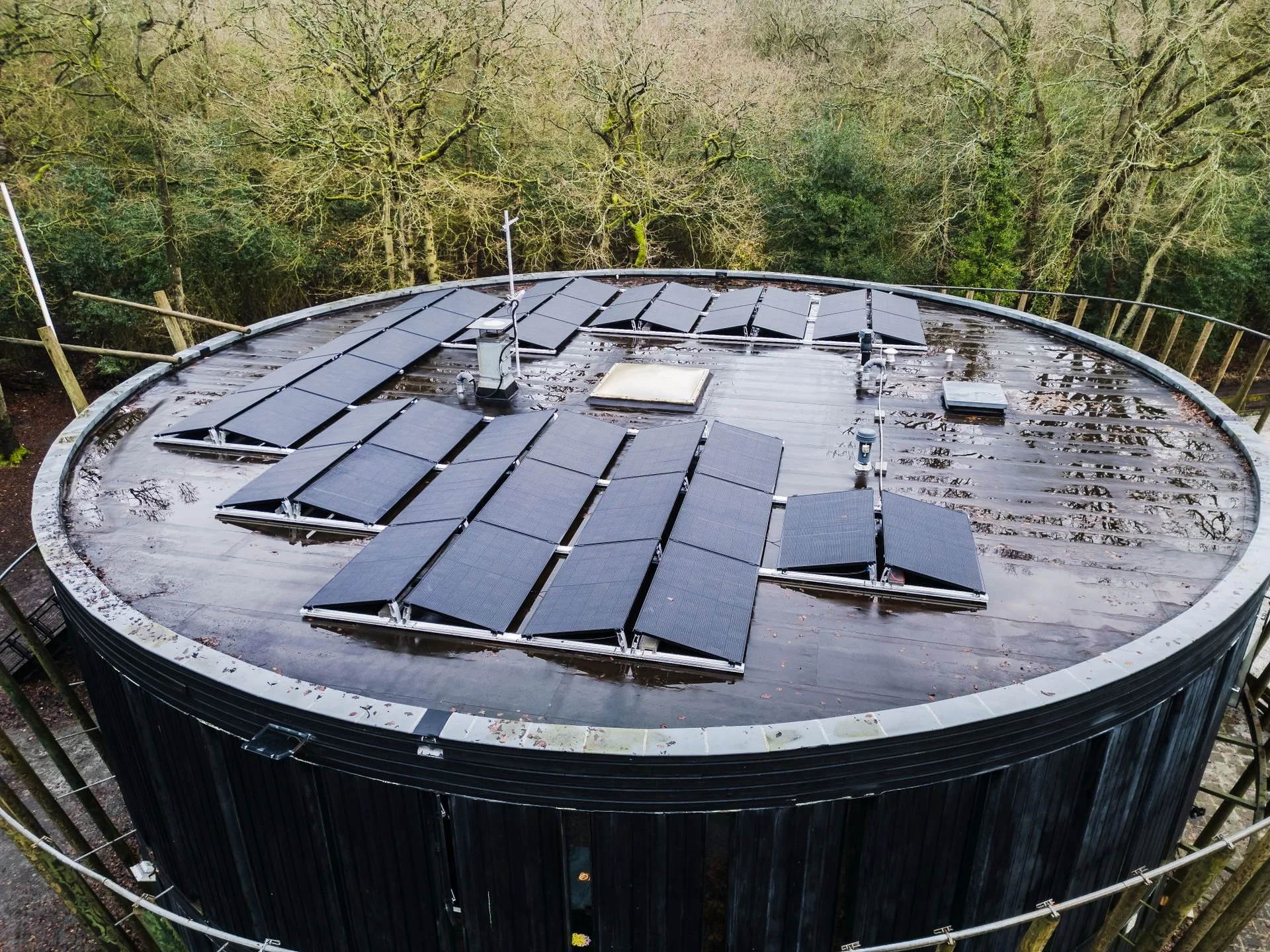 PV-Anlage mit mehreren Modulen auf einem runden Flachdach