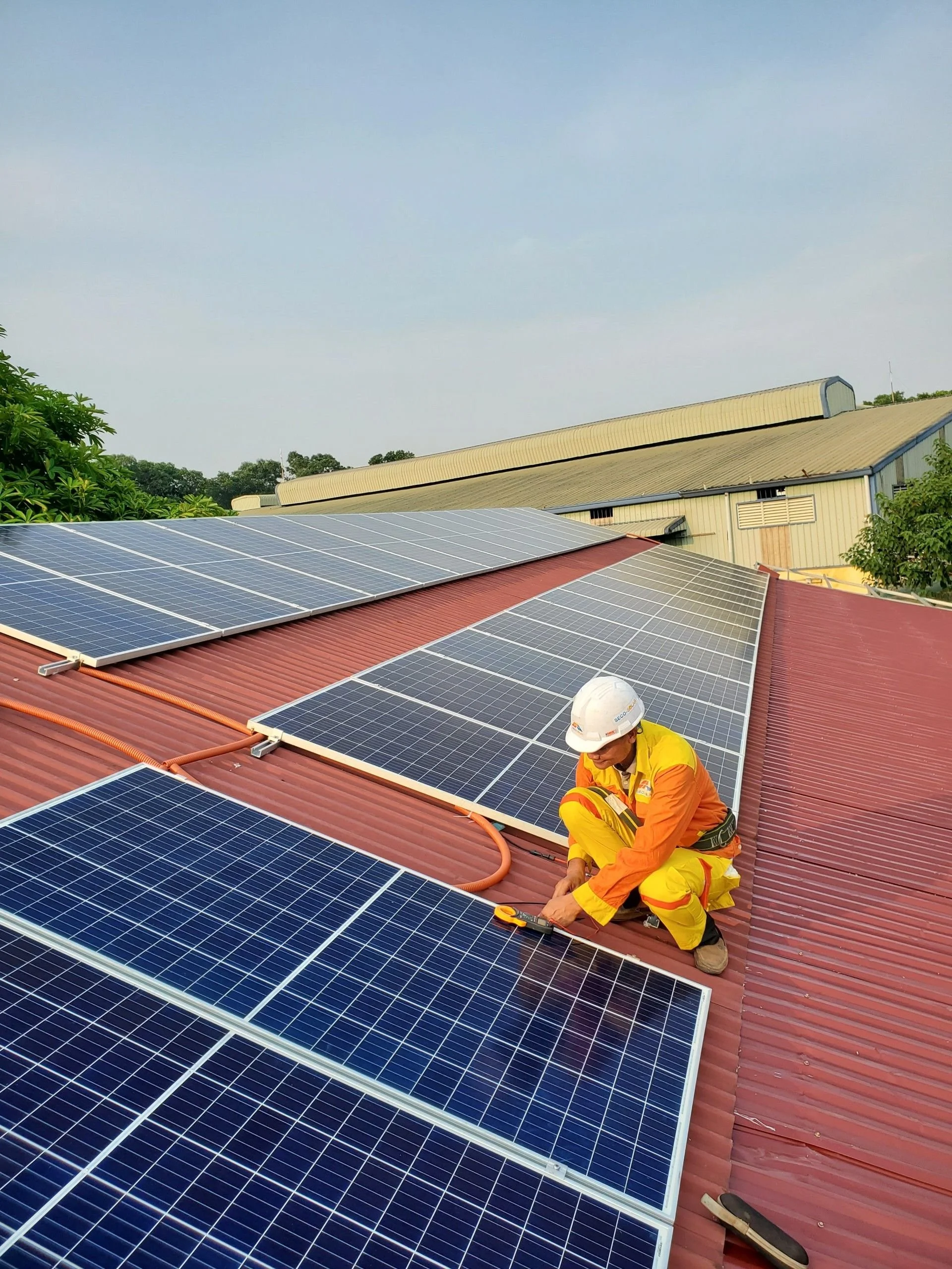 Solaranlage wird auf einem Blechdach montiert