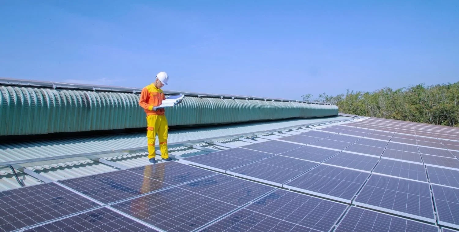 Fachelektriker nimmt Dachsolaranlage ab