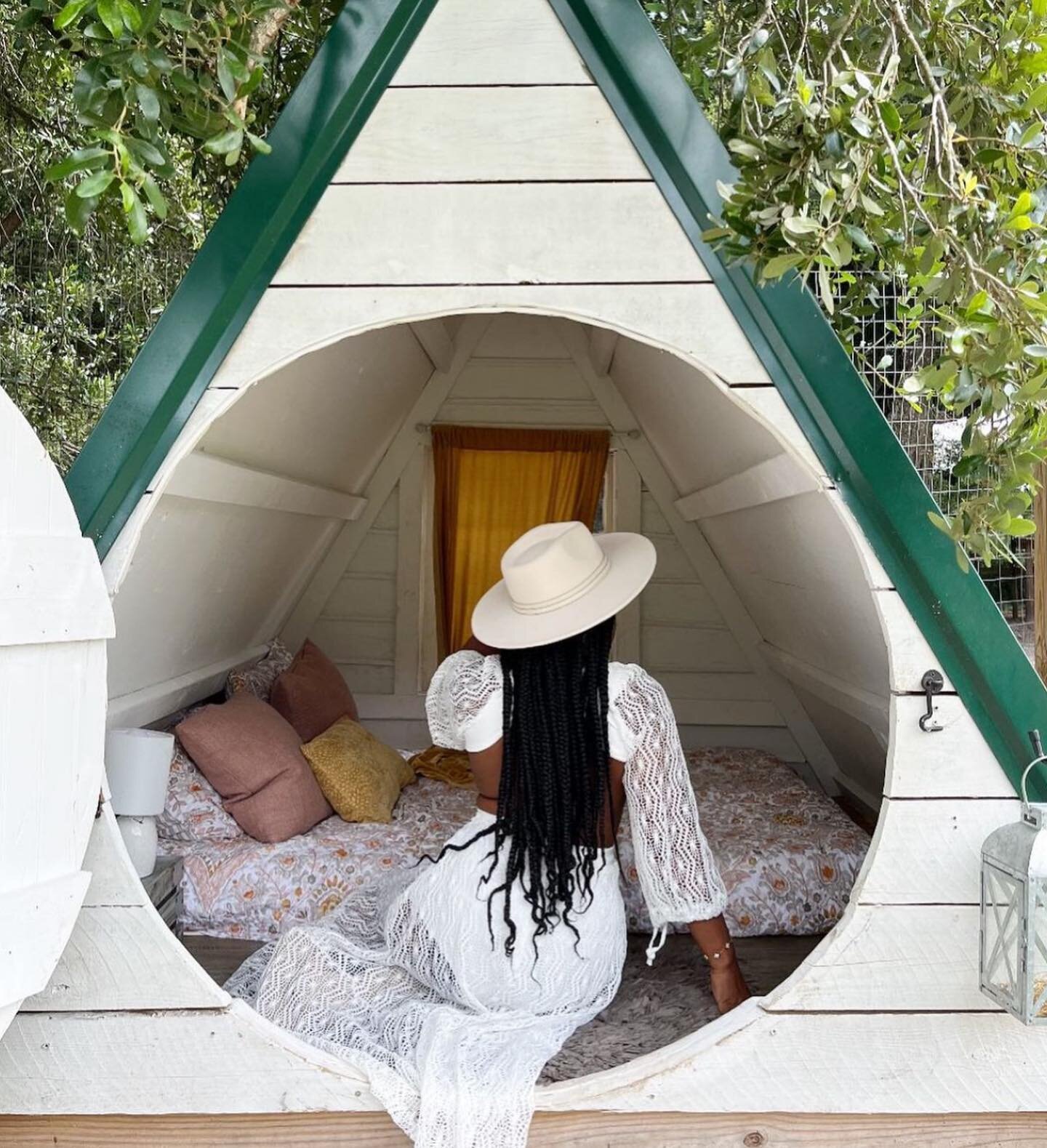 Come stay at our farm and enjoy the beauty of nature. 🌼

📍Blue Door Hobbit Cottage 
@enchantedoaksfarms 

📸: @thatattorney 

#ocala #florida #fl #airbnbfl