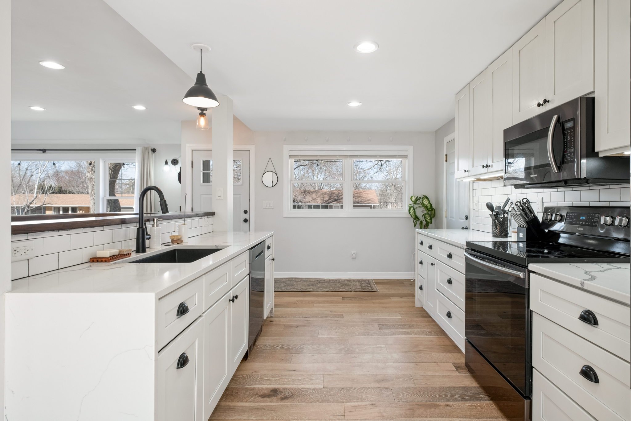 13-web-or-mls-2160 Windsor Way-0013.jpg