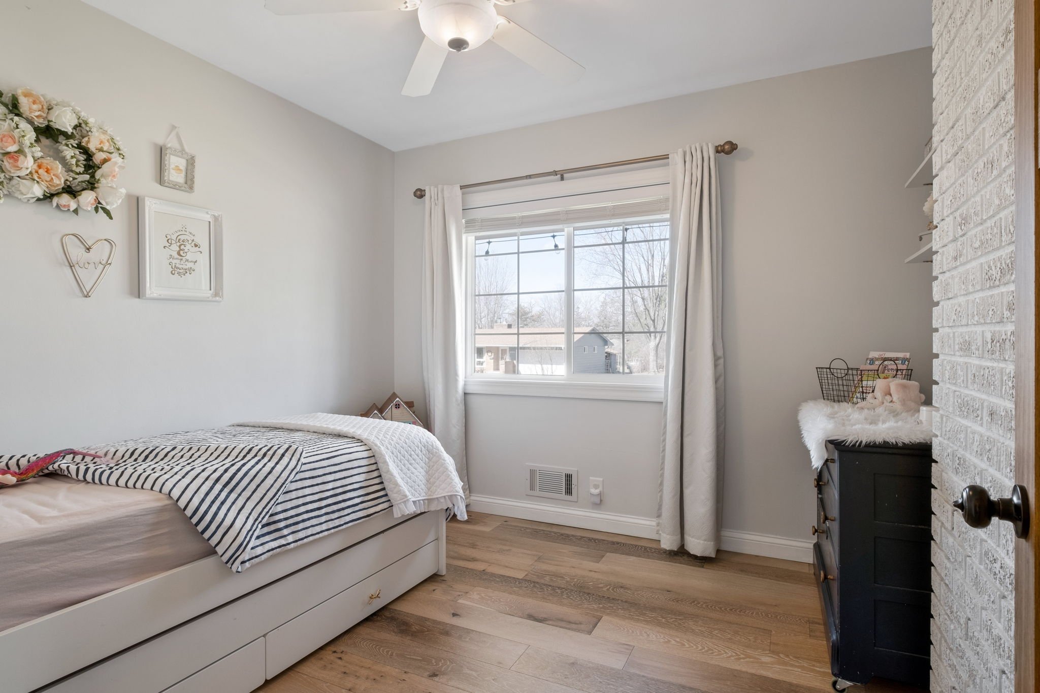 28-web-or-mls-2160 Windsor Way-0028.jpg