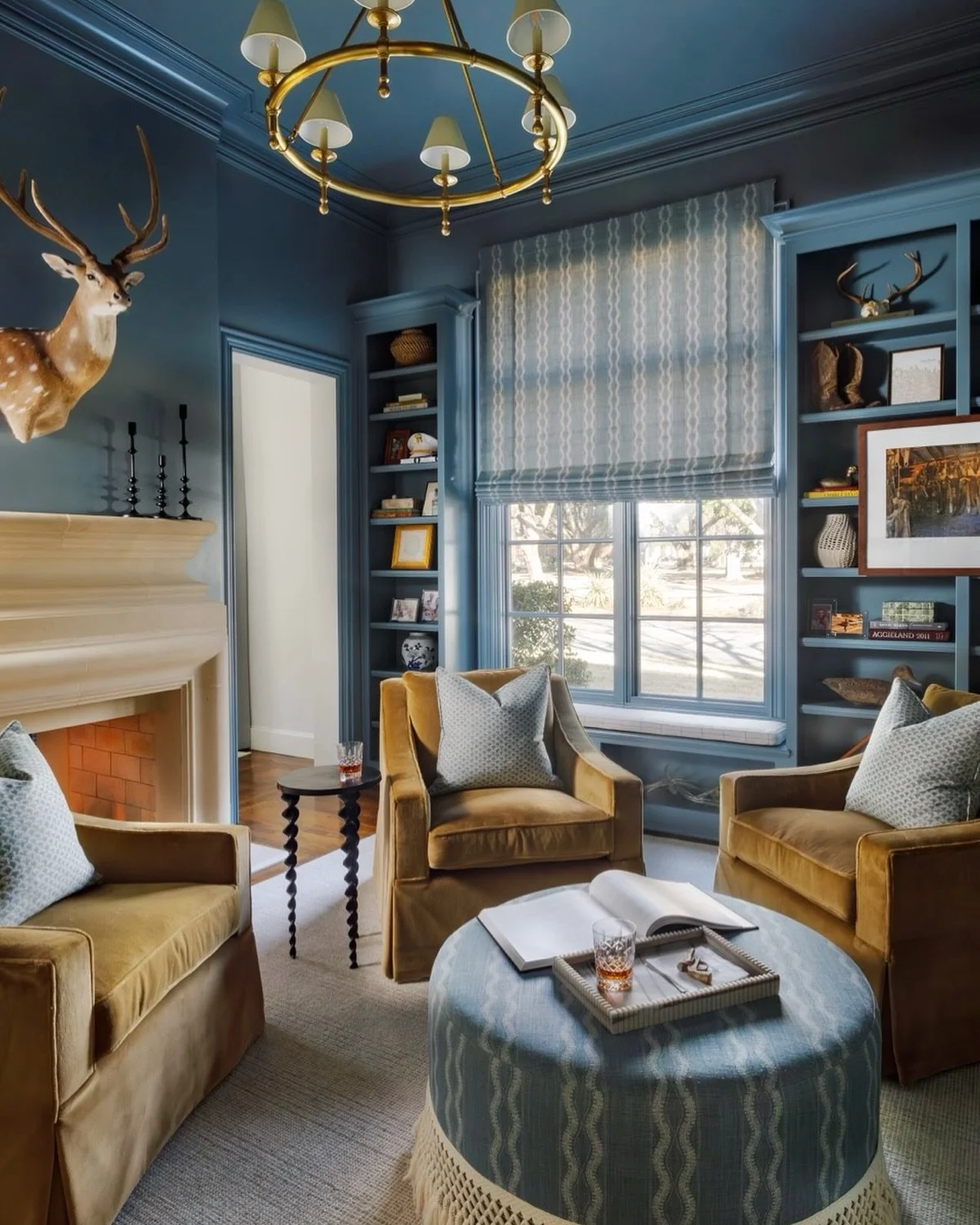 Neatly done 🥃
.
Photography: @rachelalysemanning 
#haddyhouseinteriors #librarydesign #traditionalhome #traditionaldesign #texasinteriordesigner #moody
