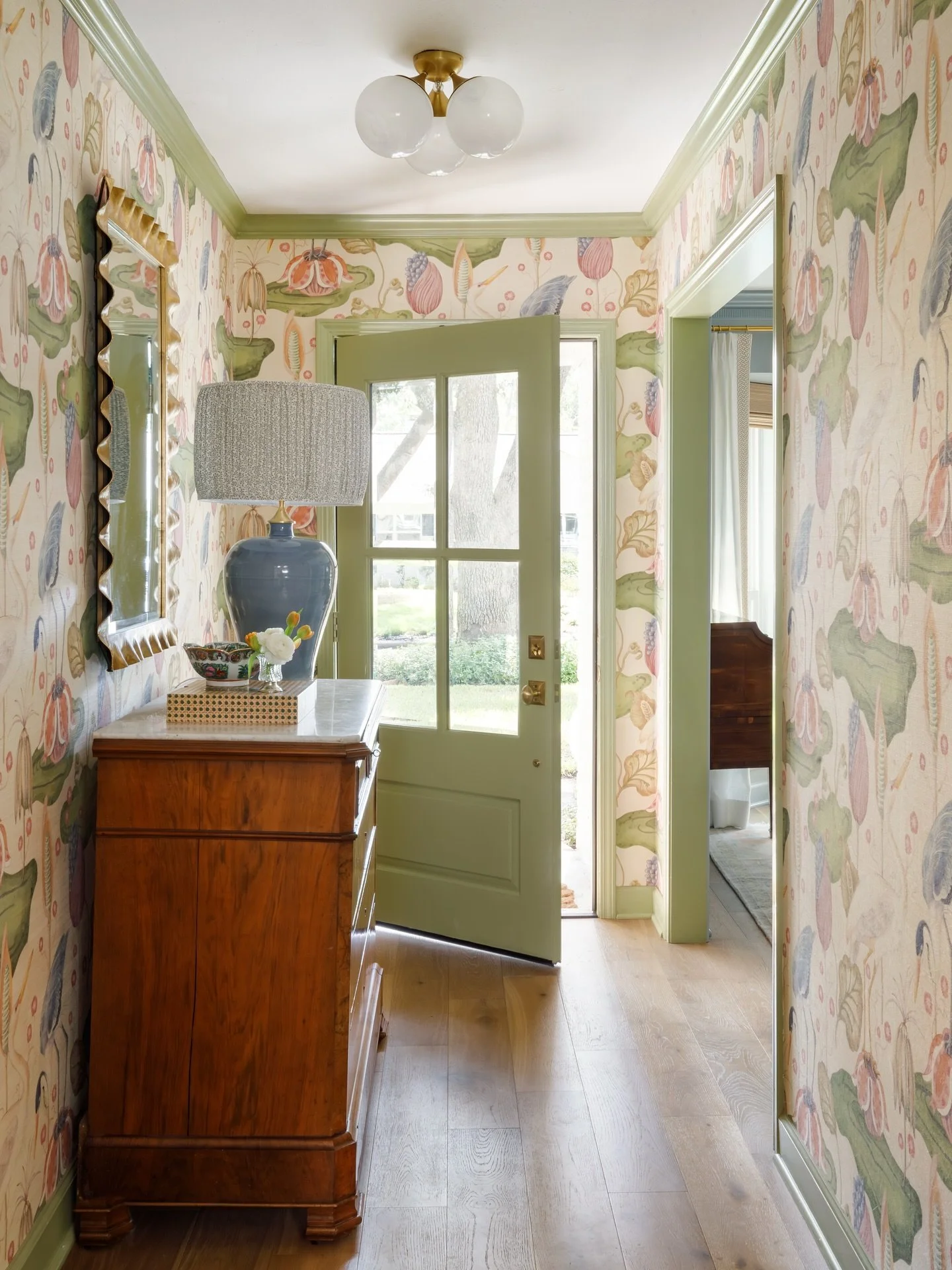 For the birds (in the best way) 🦩
.
Photography: @rachelalysemanning 
#haddyhouseinteriors #houstoninteriordesigner #traditionalhome #fancyflock #wallpaperwednesday #entryway #frenchantiques