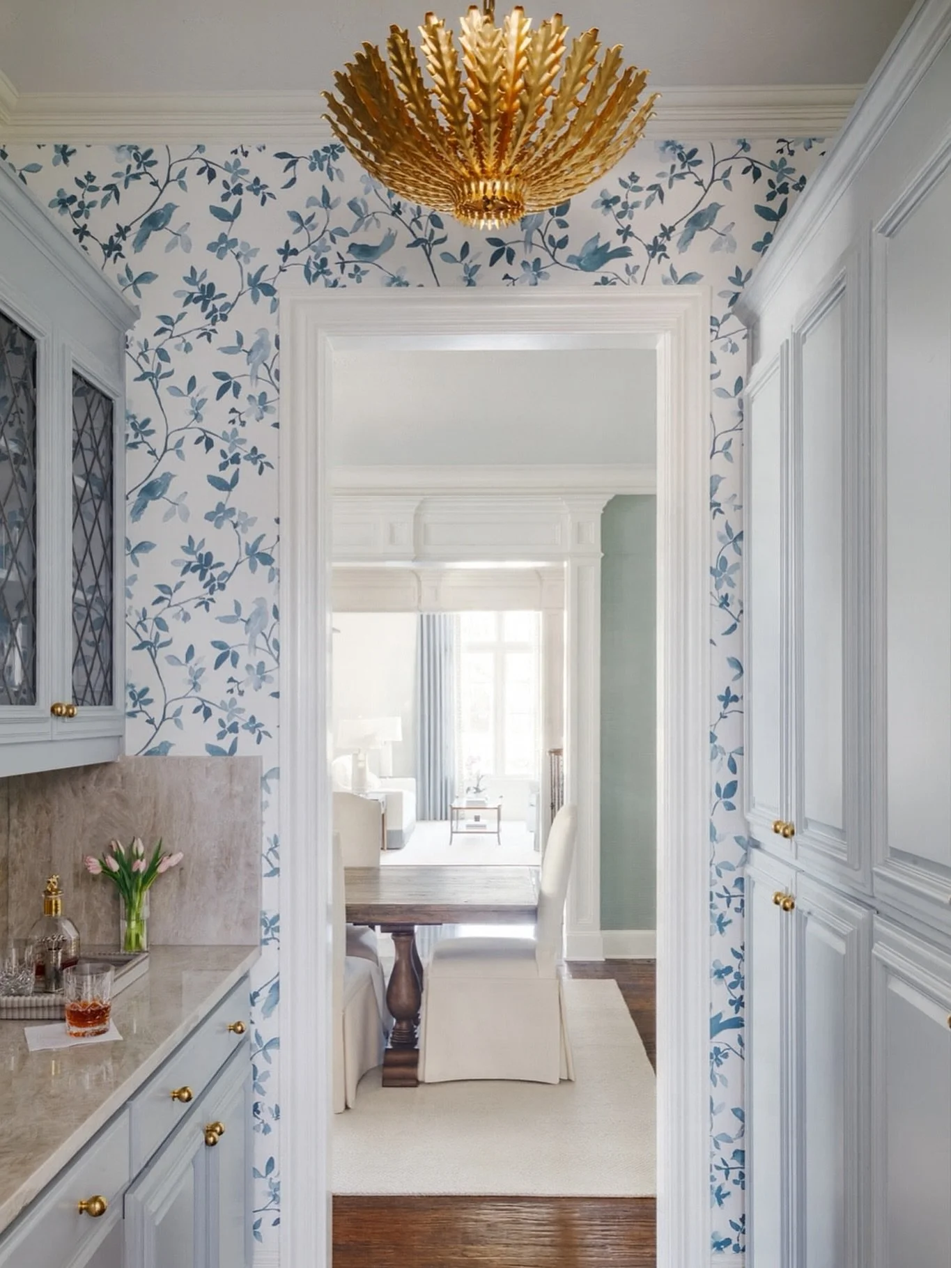 “It’s time for my medicine 🍸” - @pataltschul 
.
Photography: @rachelalysemanning 
#haddyhouseinteriors #traditionalhome #butlerspantry #wallpaper