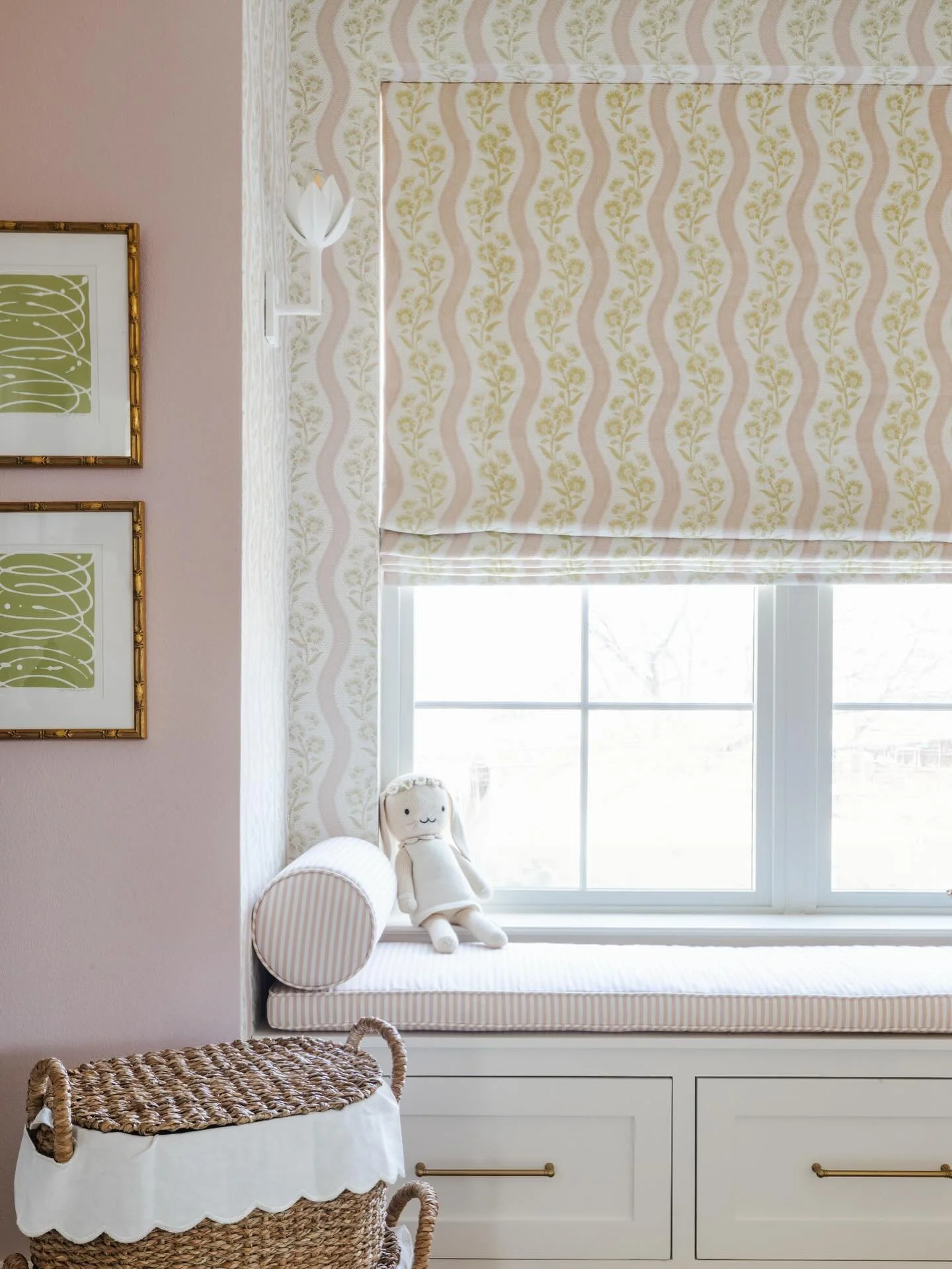I’ll take the window seat 🤍
.
.
.
.
Photography by @rachelalysemanning 
Design by @haddyhouseinteriors