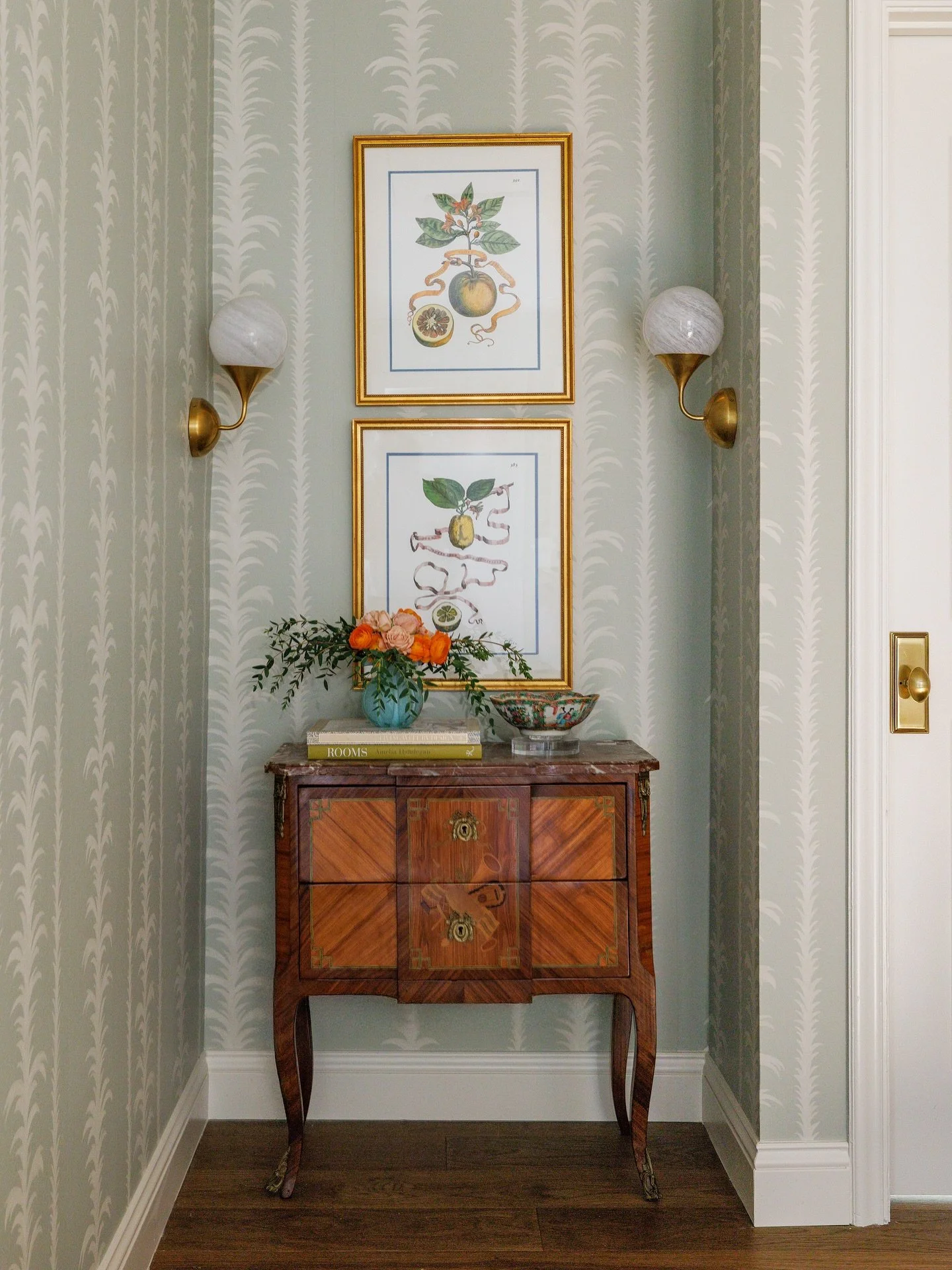 When life gives you lemons, hang them above French antiques 🍋
.
Photography: @rachelalysemanning 
#haddyhouseinteriors #houstoninteriordesigner #foyer #traditionalhome #southernliving #wallpaper #frenchantiques