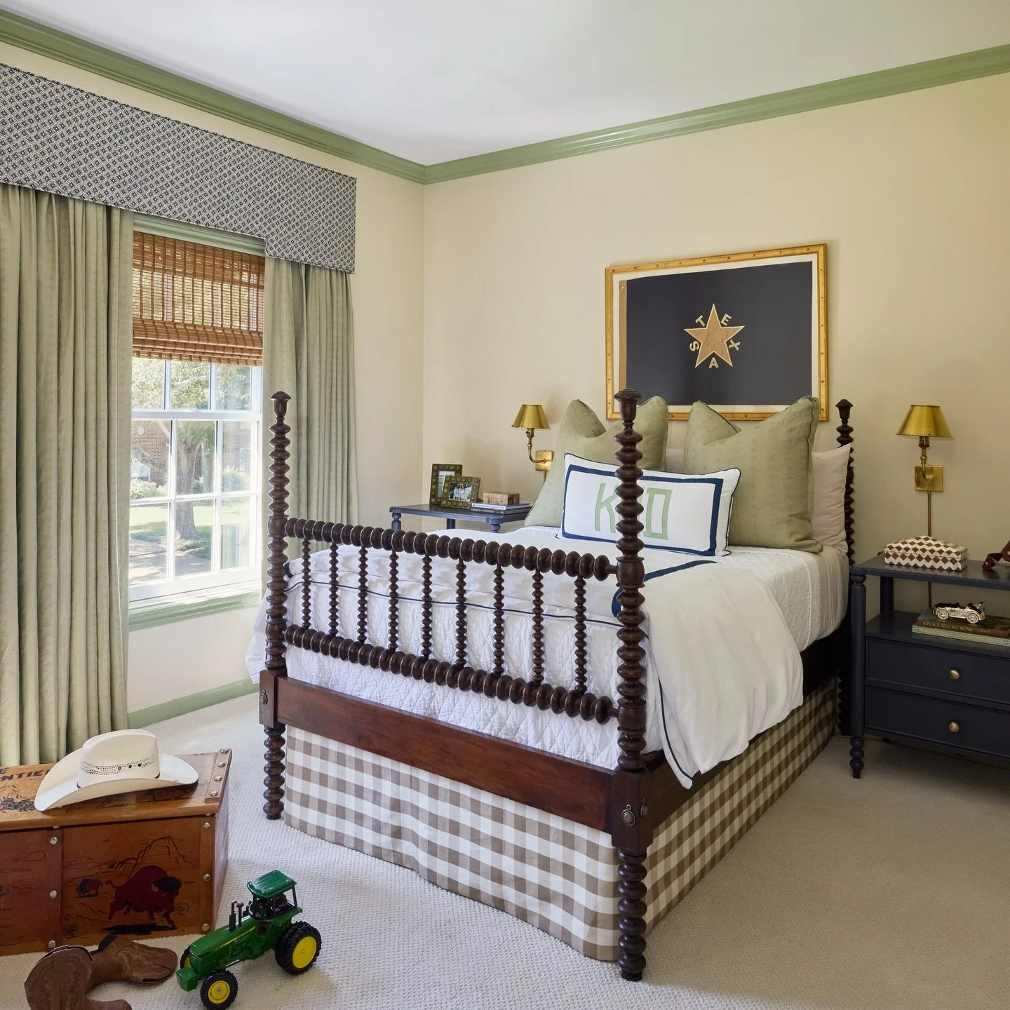 Cowboy boots, but make it bespoke 🤠
.
Photography: @rachelalysemanning 
#haddyhouseinteriors #traditionalhome #bigboyroom