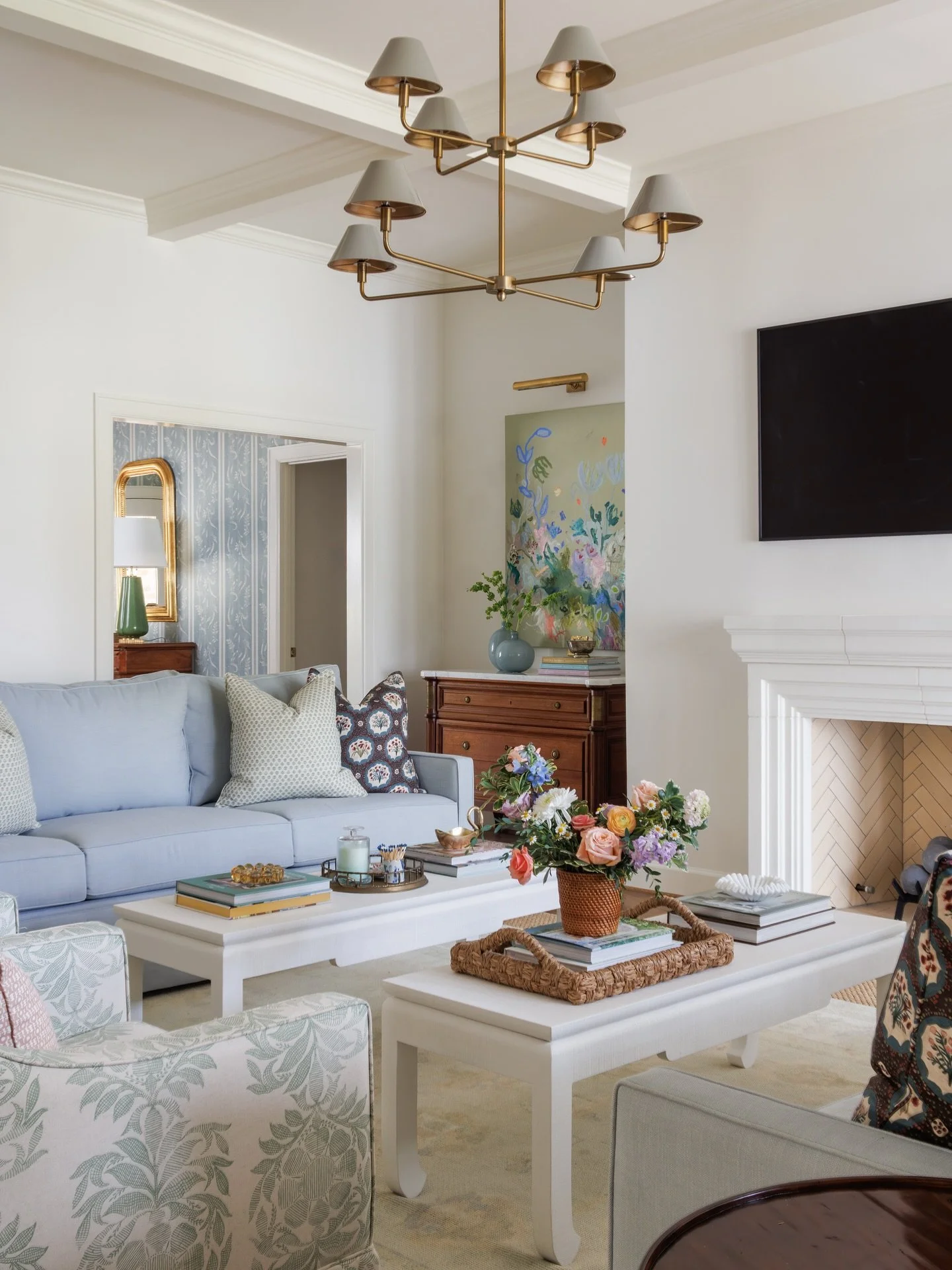 Double the fun 🤎
.
Photography: @rachelalysemanning 
#haddyhouseinteriors #texasinteriordesign #traditionalhome #livingroom #frenchantiques