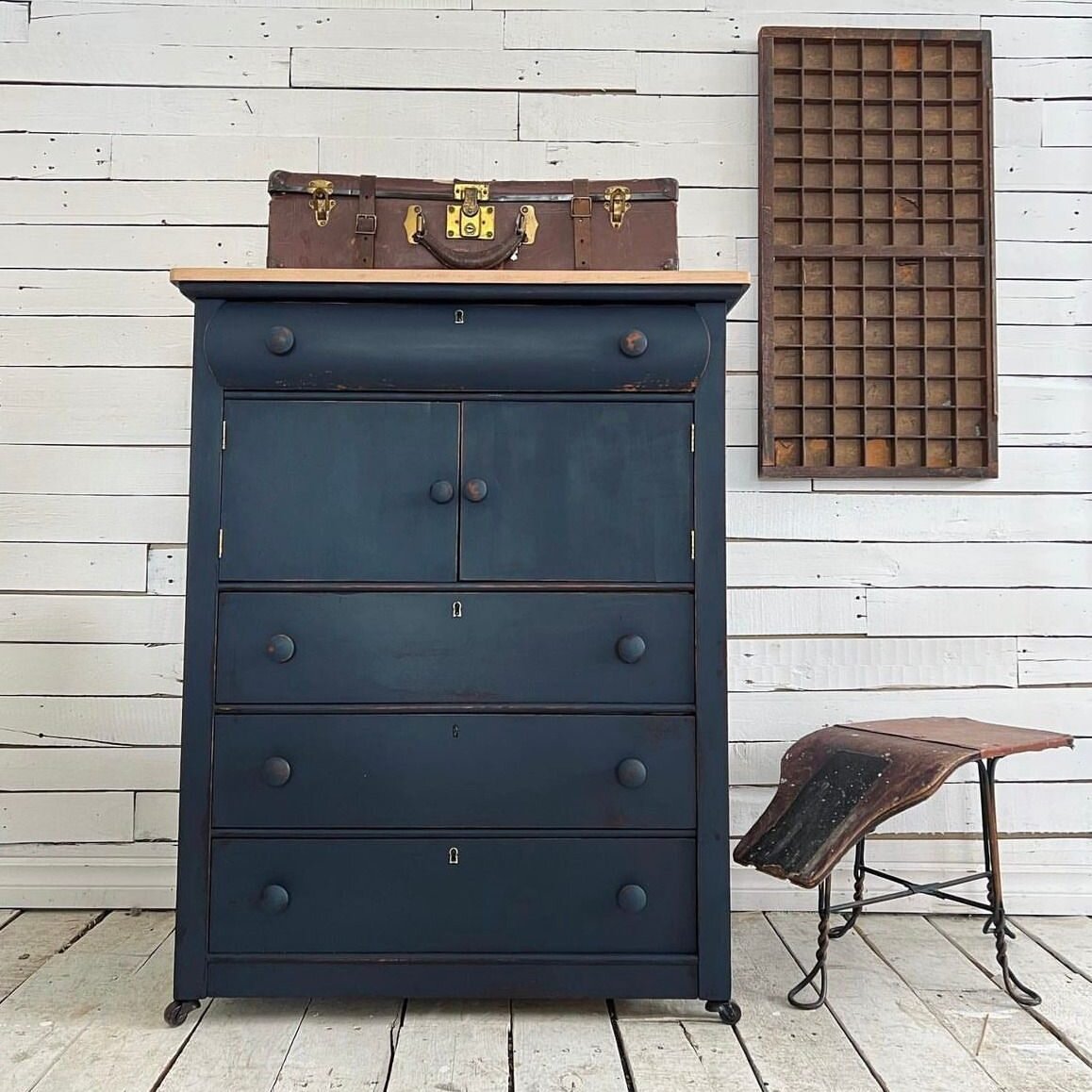 Ink Blue looks gorgeous on this dresser, refinished by @perfectlyimperfect55555! What would you paint with Ink Blue?

Shop or find a retailer at the link in our bio! 

#mmsmilkpaint #milkpaint #mmsmp #paintedfurniture #homedecor #missmustardseedsmilk
