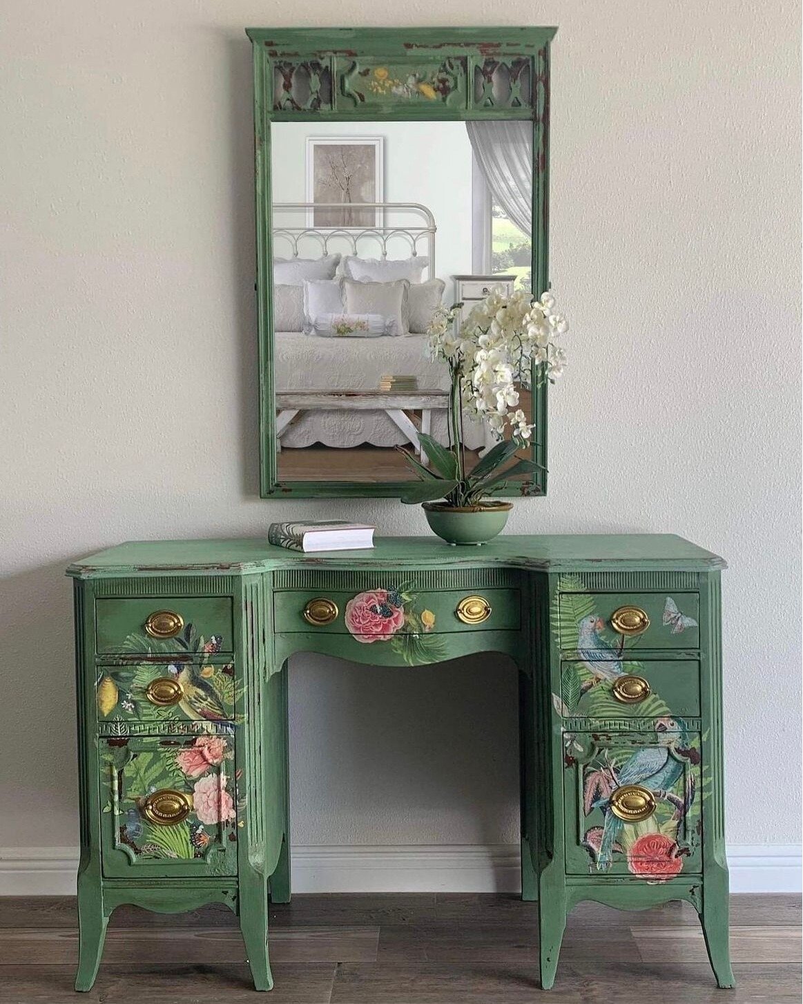 We were wowed by this chippy furniture makeover by @relovedbylori. Boxwood is perfect for adding vintage charm to any piece!

Shop or find a retailer at the link in our bio! 

#mmsmilkpaint #milkpaint #mmsmp #paintedfurniture #homedecor #missmustards