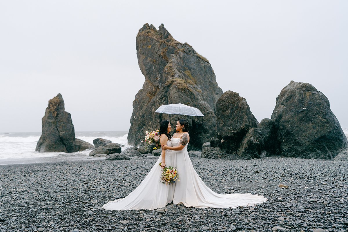 rainy coast elopement in the summer
