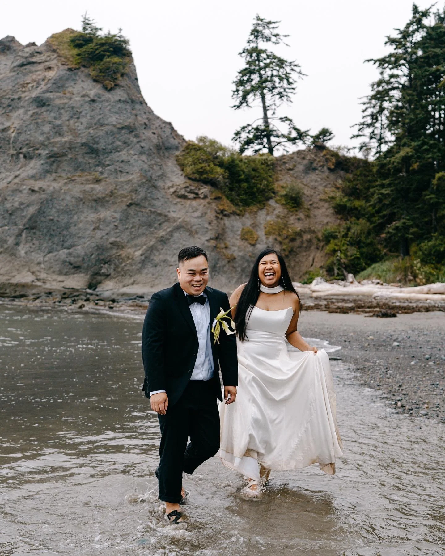 D + V&rsquo;s Olympic National Park elopement was everything a PNW elopement should be&mdash;unexpected weather, a mix of wild landscapes, and a whole lot of joy. 🌲

The morning started with a bit of rain, but by the time we hit the trails it had cl