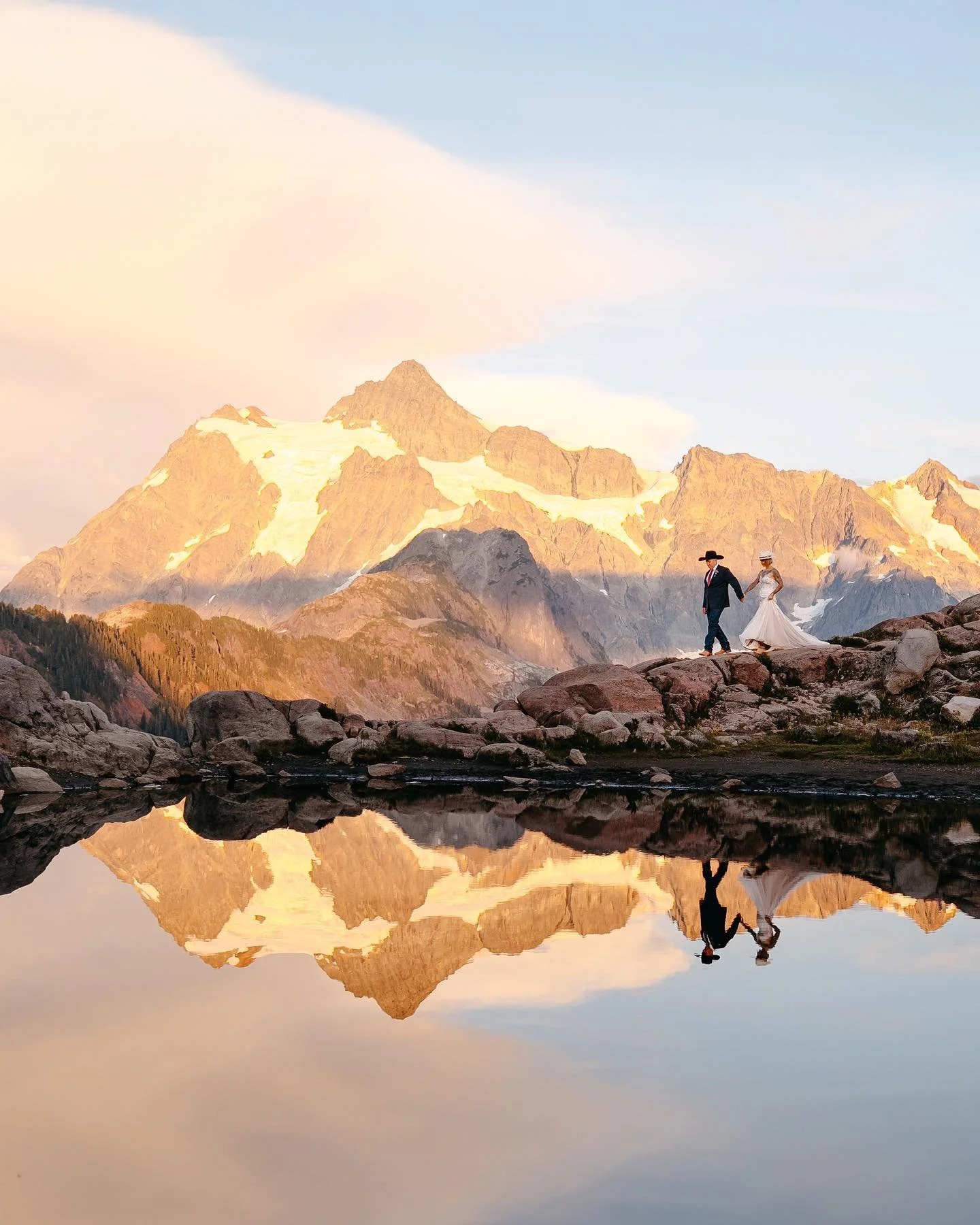 K + D&rsquo;s Mount Baker elopement was one for the books. 🌄 These two kicked off their 9-hour day with a heartfelt ceremony surrounded by their closest people before heading back to their Airbnb for the sweetest little reception. There was good foo