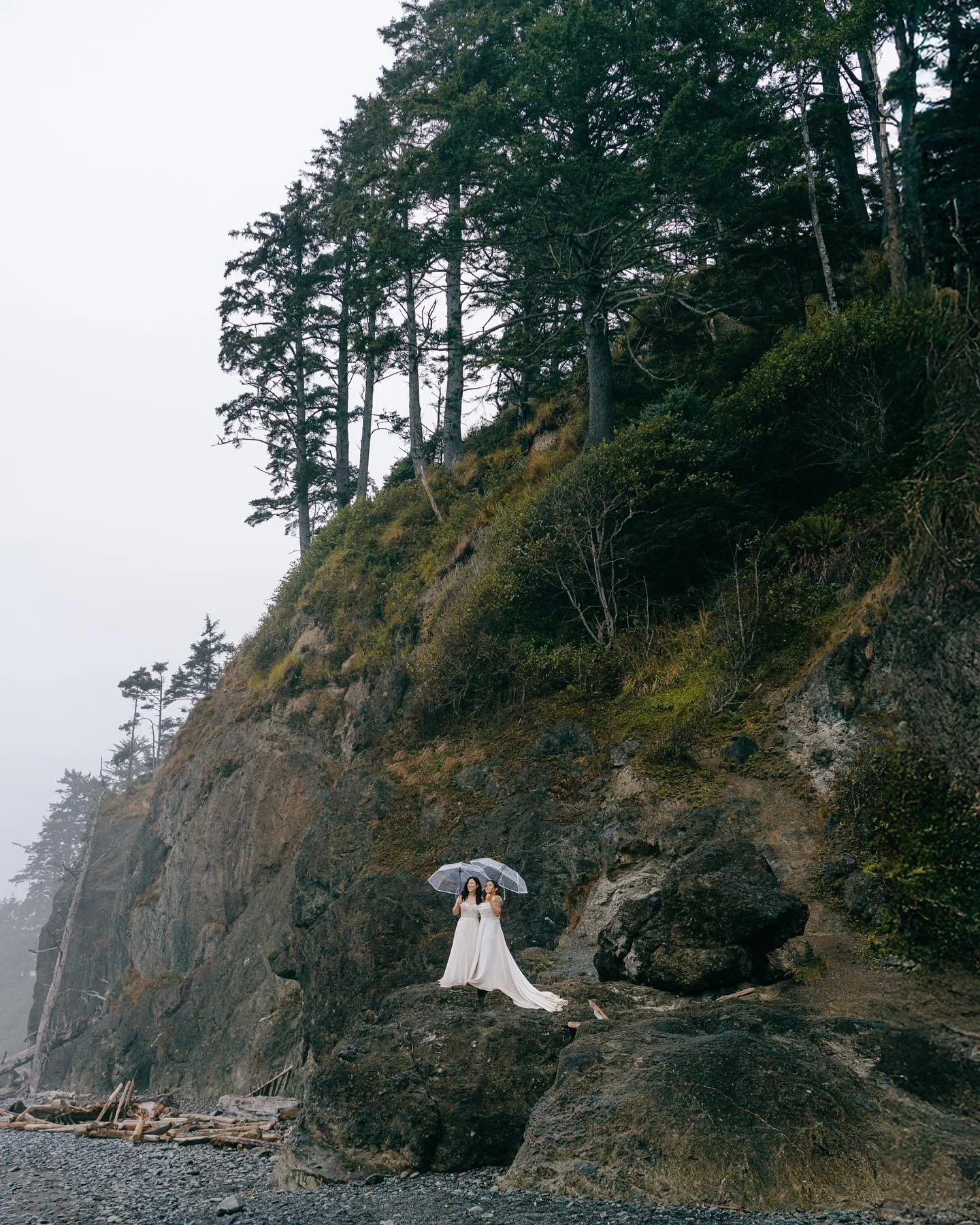 A &amp; G&rsquo;s Olympic National Park elopement was one for the books, and honestly, it felt like the skies just couldn&rsquo;t make up their mind&mdash;they were crying happy tears one moment and showing off blue skies the next. 🌧️☀️

We started 