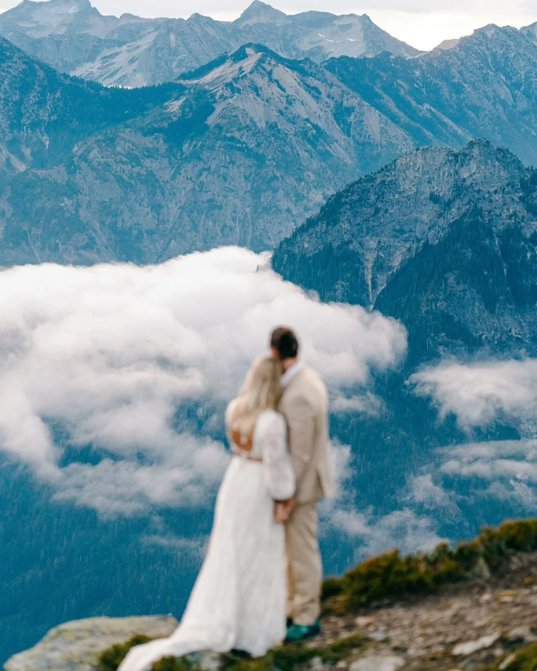 Some Washington mountain views feel endless &mdash; the kind you could return to a thousand times and never grow tired of, especially on an elopement day.

#washingtonelopement
#mountainelopement
#mountainwedding 
#washingtonstate 
#northcascades
#wa