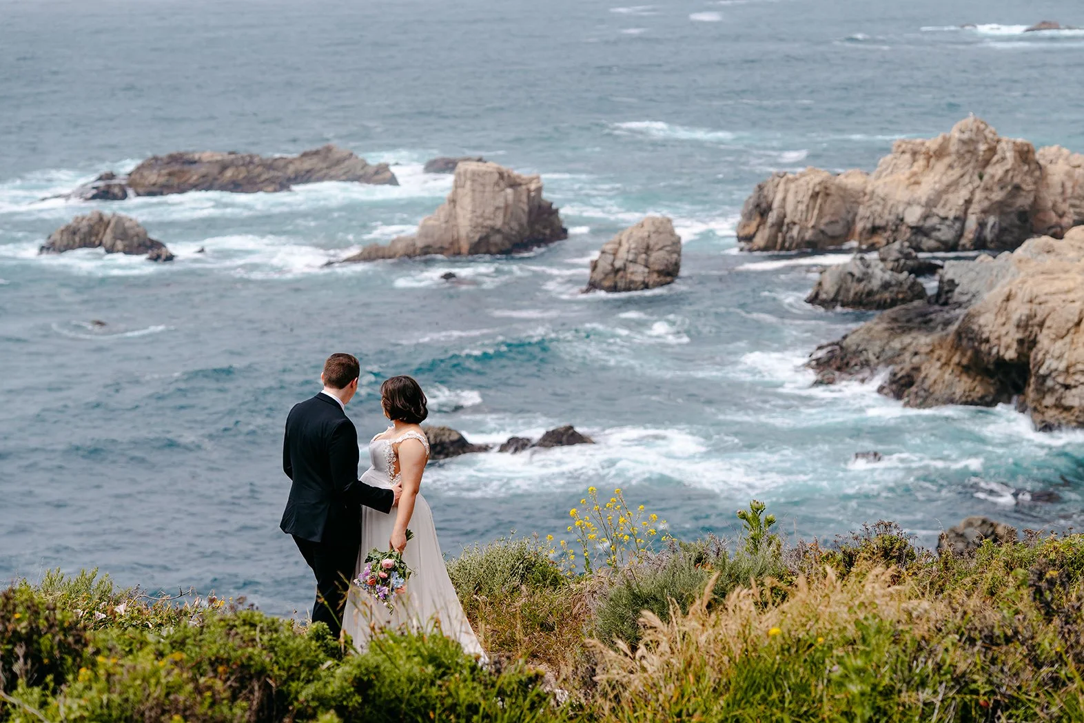 couple eloping in Big Sur