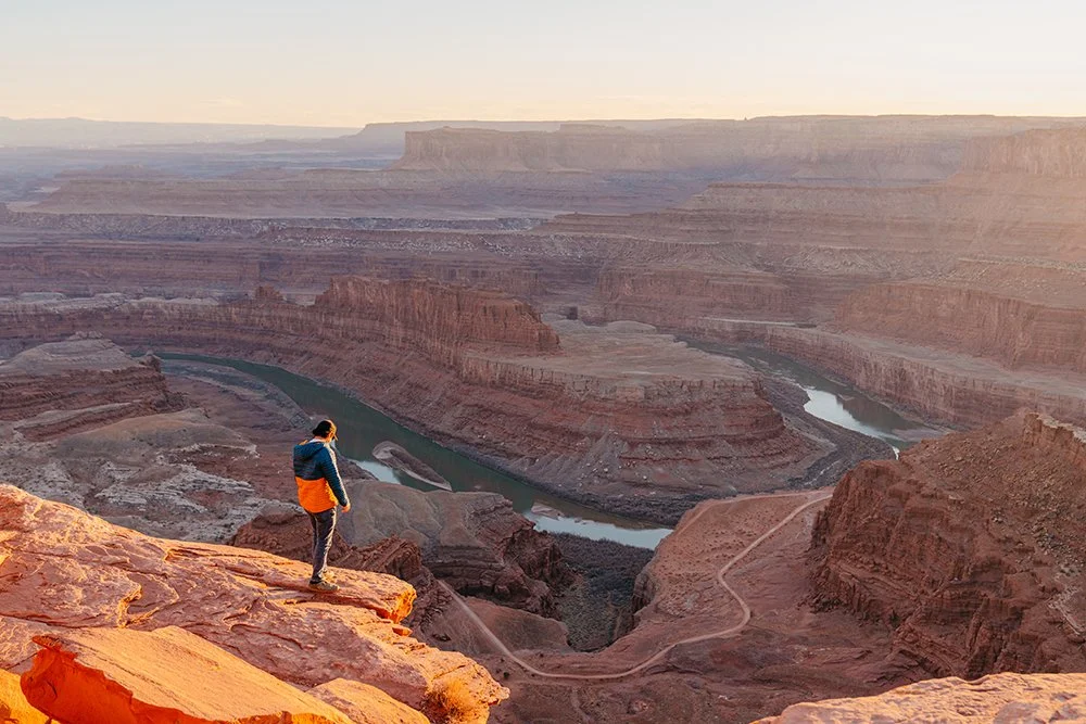 The US has so many diverse landscapes to offer for your adventure wedding. Here are the best places to elope inside the US. Dead Horse Point State Park in Utah is the perfect place for your desert elopement.