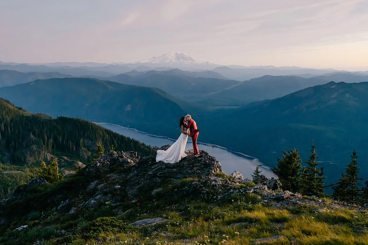 couple getting married at thorp mountain snoqualmie pass