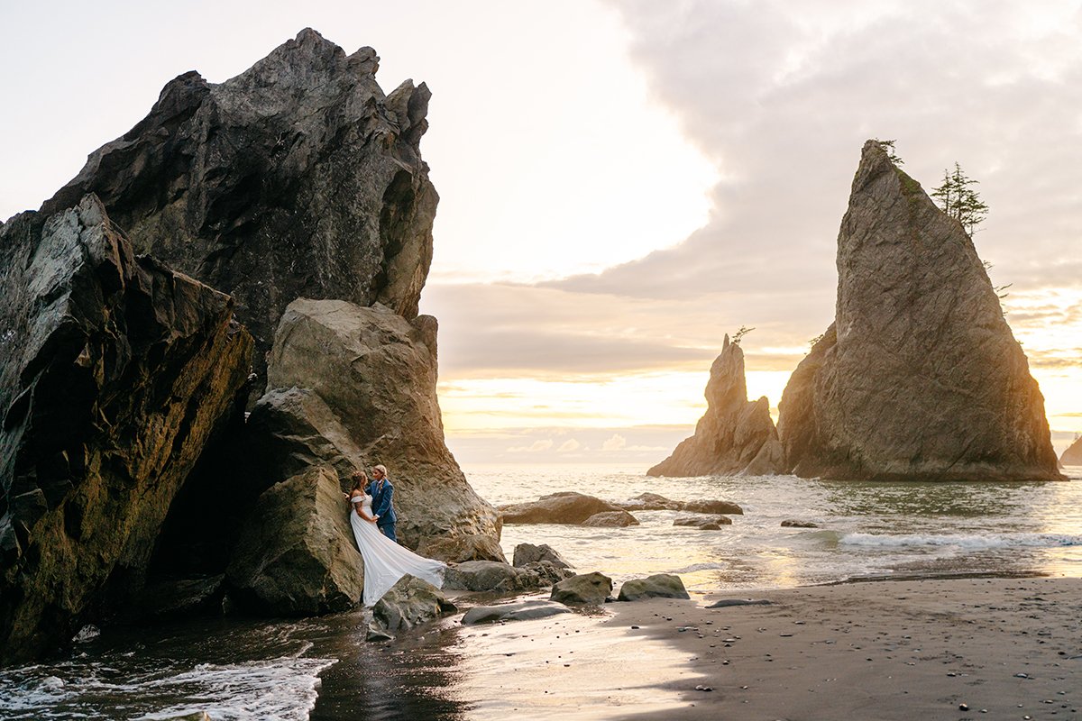 lesbian couple getting married on Rialto beach olympic national park