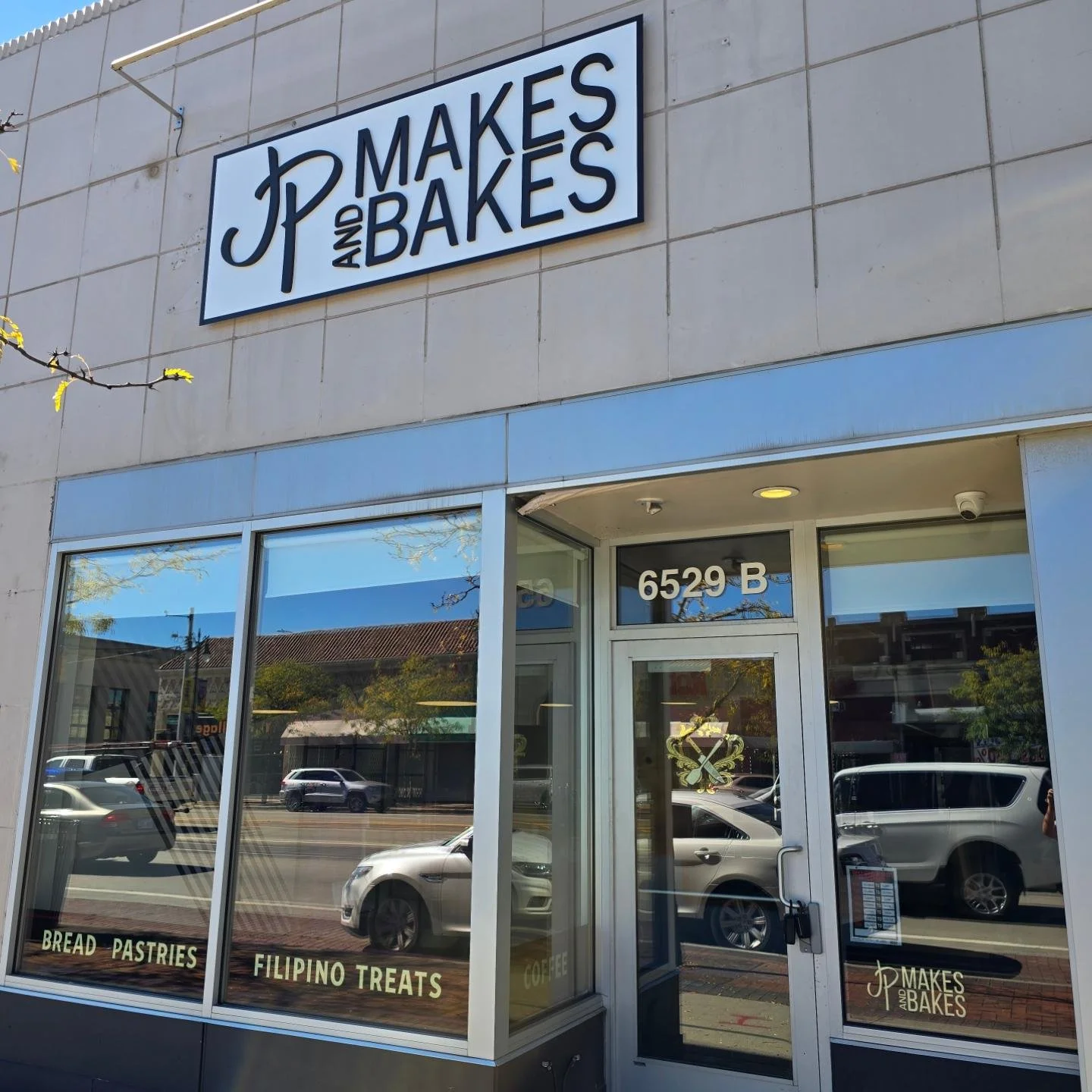 Signage appreciation post.  Building sign by @spectrumneon and the hand painted windows by @markserraco
The multidimensional crest on the door and the details on the windows. 😍😍😍🔥🔥🔥
#smallbusiness #detroit #openingsoon #bakery #cafe #detroit