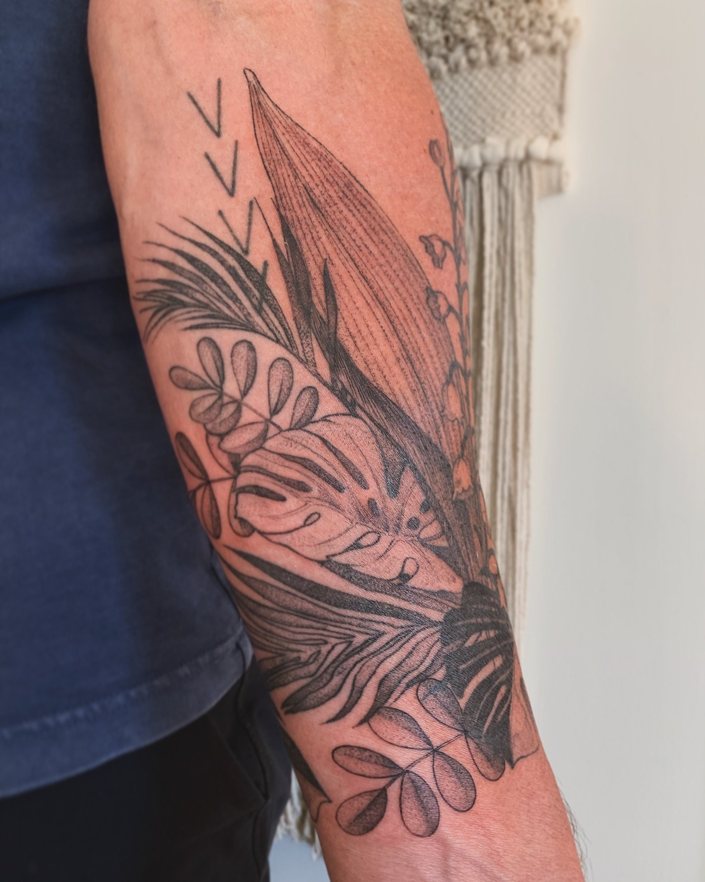 botanical wrap and old tattoo rework
composition heavily influenced by the clients vision
thank you for bringing me this project !

&bull;

#BotanicalTattoo #MonsteraTattoo #PalmTattoo #PlantTattoo #PlantTattoos #ArmTattoo #TattooRework #CoverUpTatto
