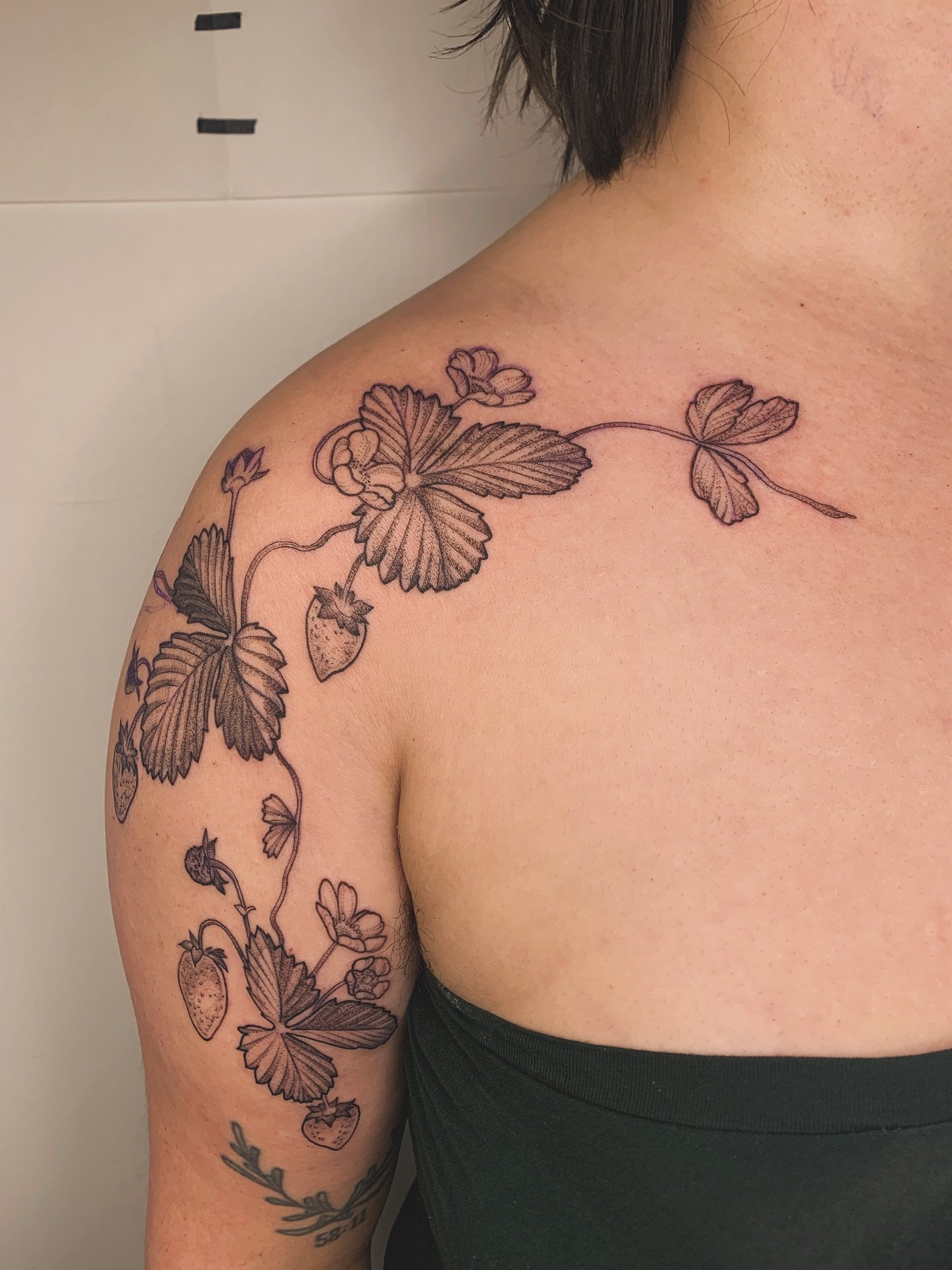 strawberry seasssooonnn is coming 🍓

&bull; a strawberry piece I did back on the island
&bull; a flash piece I would love to do this summer 
&bull; a sweetie strawb plant in flower 

#StrawberryTattoo #StrawberryTattoos #Qttr #QueerTattooArtist #Que