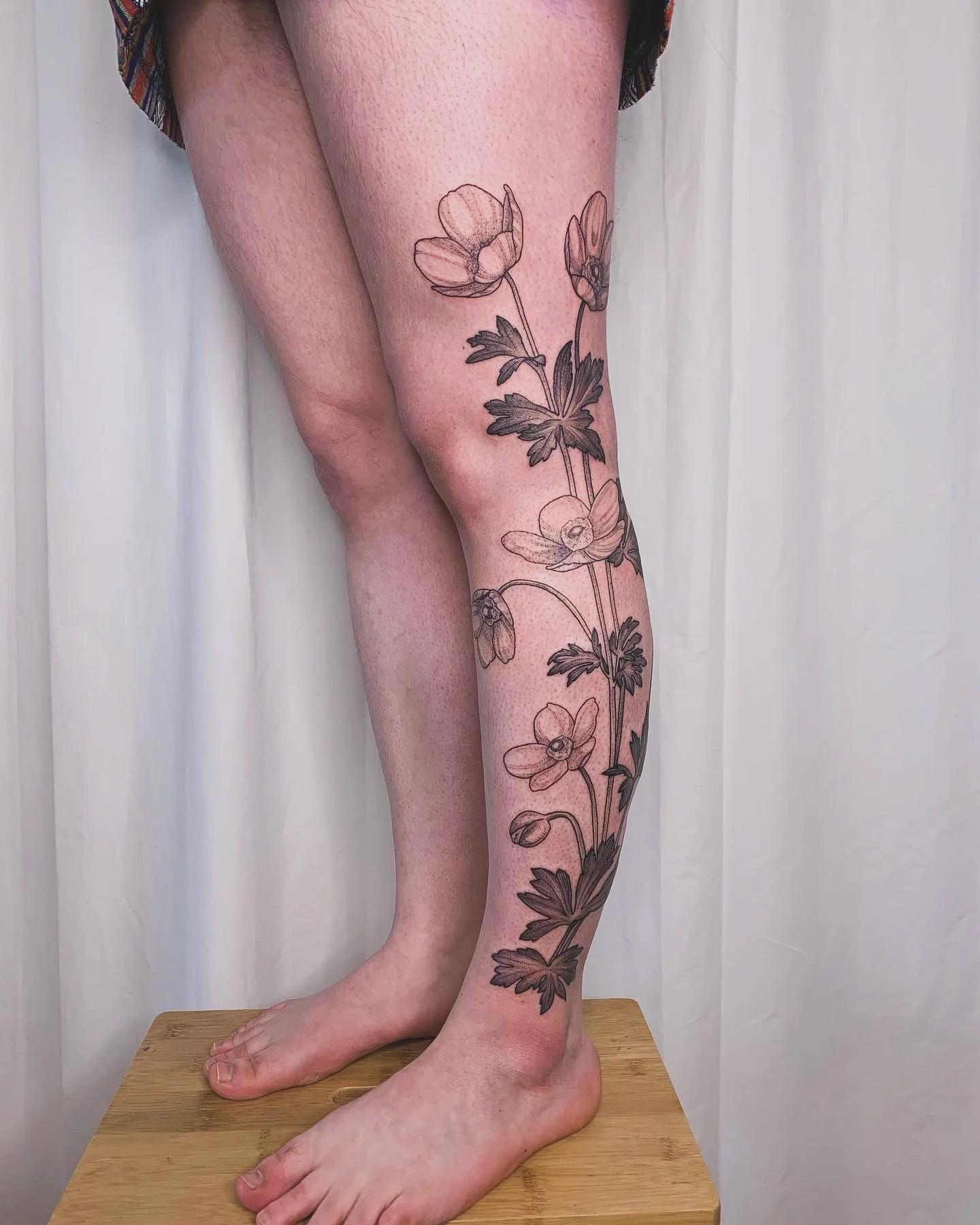 another look // at a piece from a few years ago
done in MTL 

&bull;

I&rsquo;m so excited to be joining the crew at @haven.tattoo.yyc in November ! Now booking 💫 link in bio !

&bull;

#AnemoneFlower #AnemoneTattoo #FloralTattoo #FloralTattoos #Flo