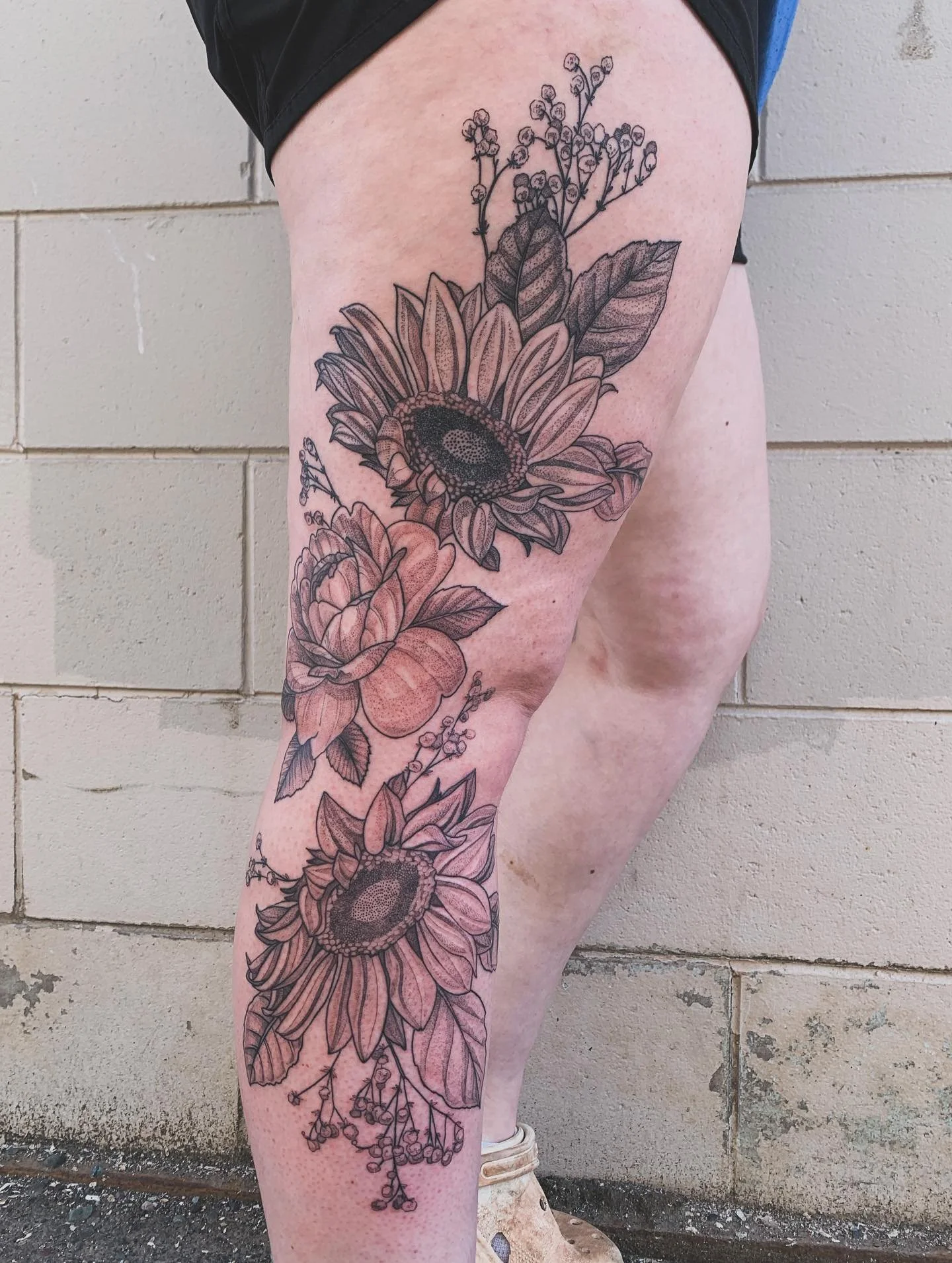 Flowers all over 
Booking November for Calgary !

#FloralTattoo #FloralTattoos #FloralTattooDesign #OrnamentalTattoo #OrnamentalTattoos #LegTattoo #LegTattoos #qttr #QueerTattoo #QueerTattooArtist #YycTattoo #YycTattoos #YycTattooArtist #CalgaryTatto