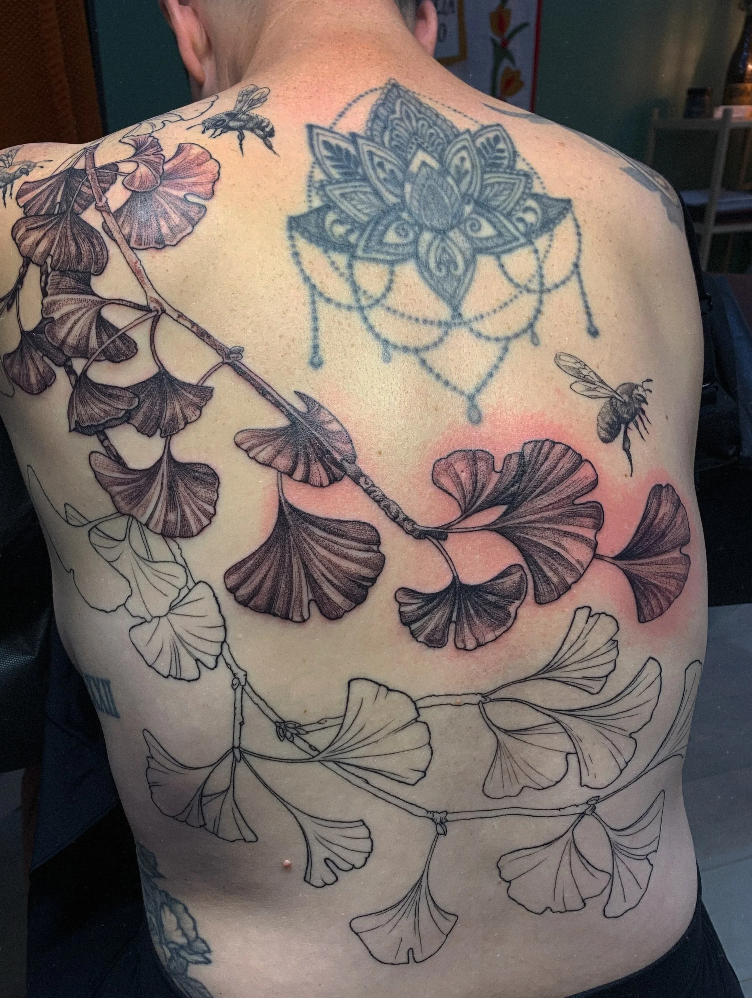 work in progress,
ginkgo cascades and bees surround,
an honor to have your back.

#YYCtattoo #CalgaryTattoo #BotanicalTattoo #GinkgoTattoo #Qttr