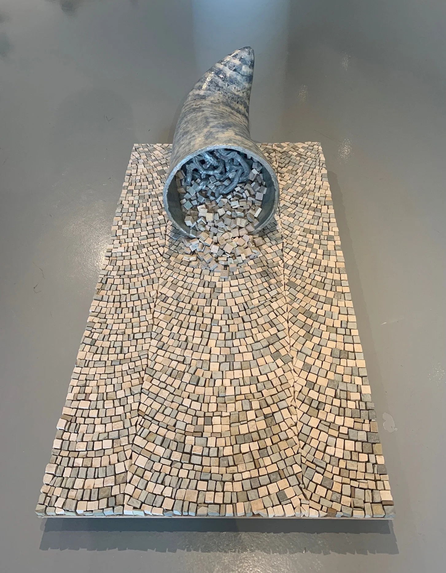 Kaldrma, 2020
Main piece: 90 x 35 x 45 cm
Glazed stoneware
Stone mosaic: 143 x 80 cm