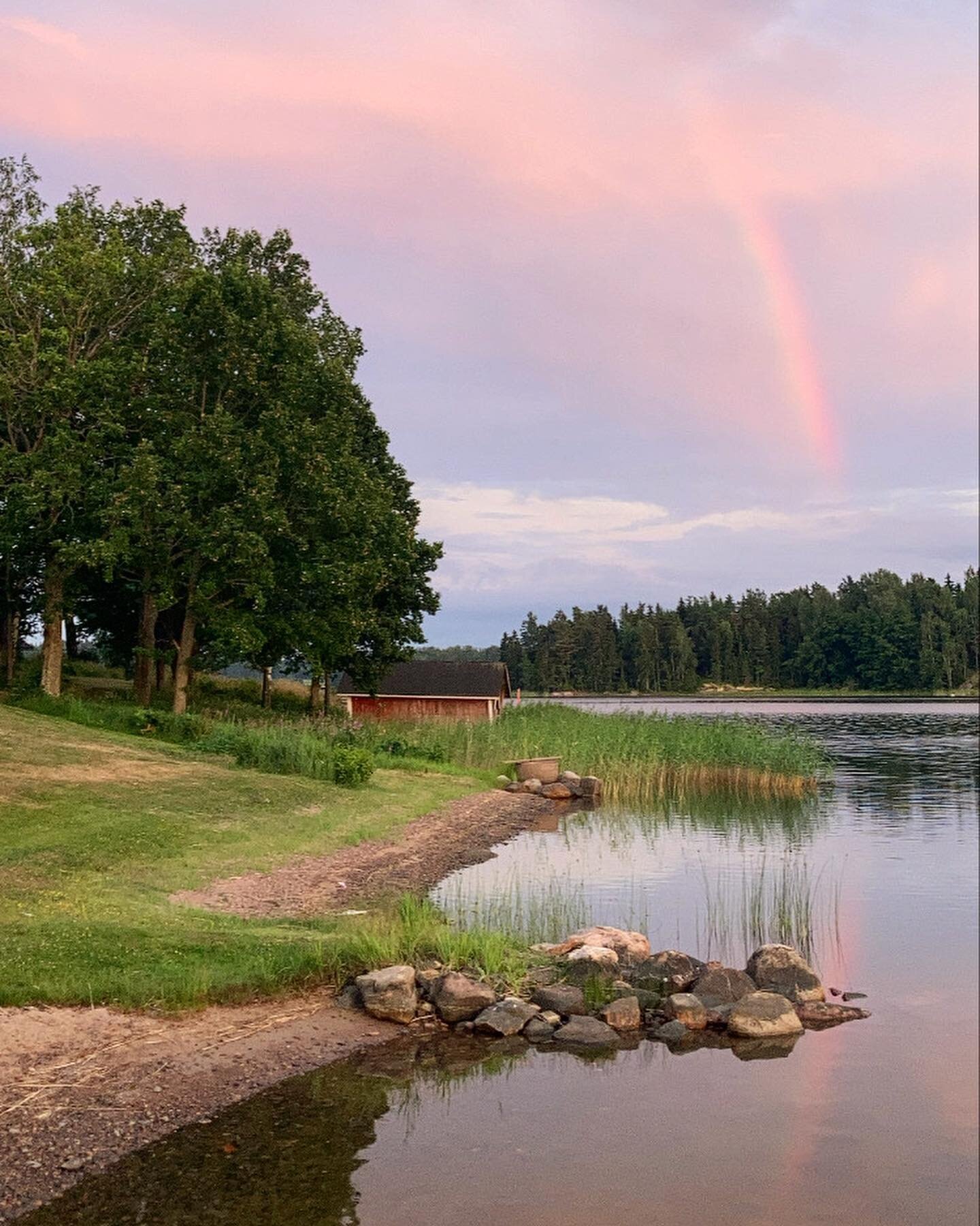 En otroligt vacker kv&auml;ll! 🌈🌙🔥

#finland #reisen #gesundheit #h&auml;lsaochfitness #rainbow #regnb&aring;ge #vackert #raseborg #tenala #eken&auml;s #beautifuldestinations #travelphotography #travelgram #lifequality #blessed #enjoylife #familyt